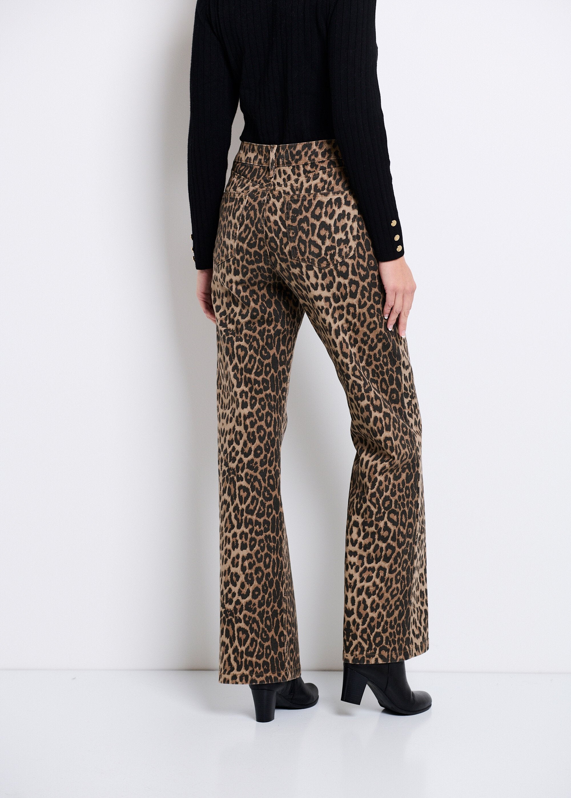 Jeans_reto_com_estampa_de_leopardo_e_5_bolsos_Leopard_DO1_slim