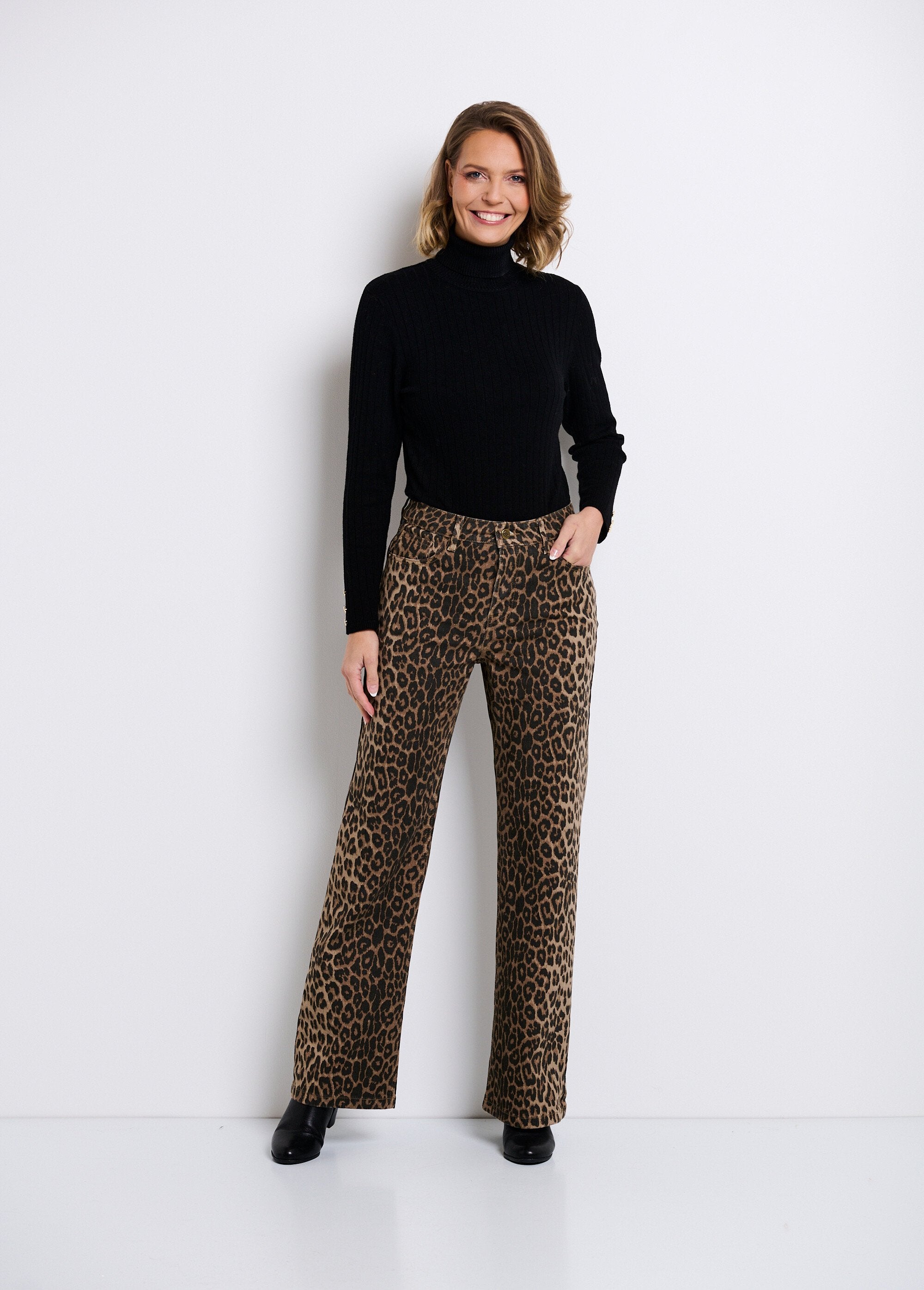Jeans_reto_com_estampa_de_leopardo_e_5_bolsos_Leopard_SF1_slim