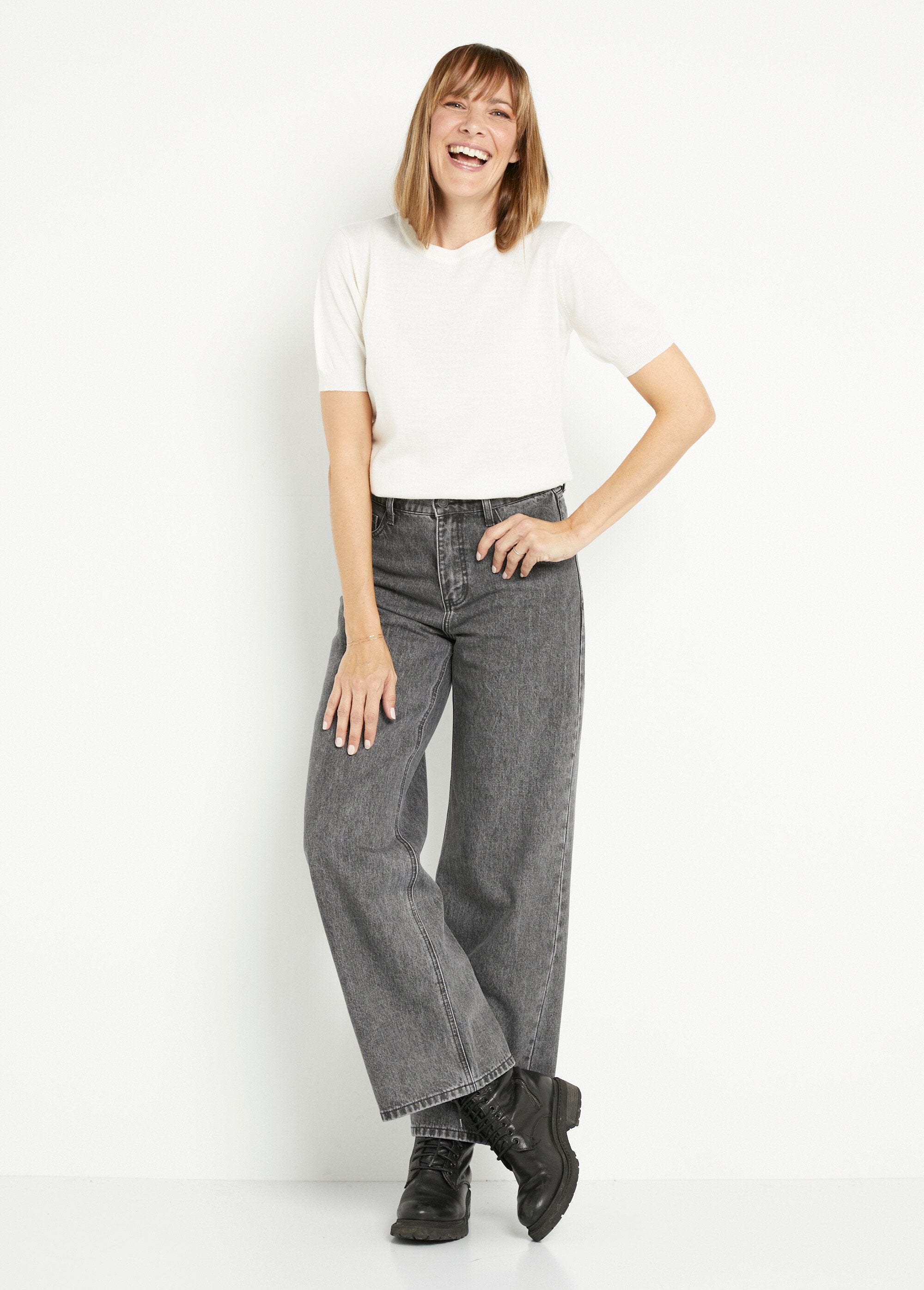 Calça_jeans_feminina_de_5_bolsos,_corte_largo_Gris_SF1_slim