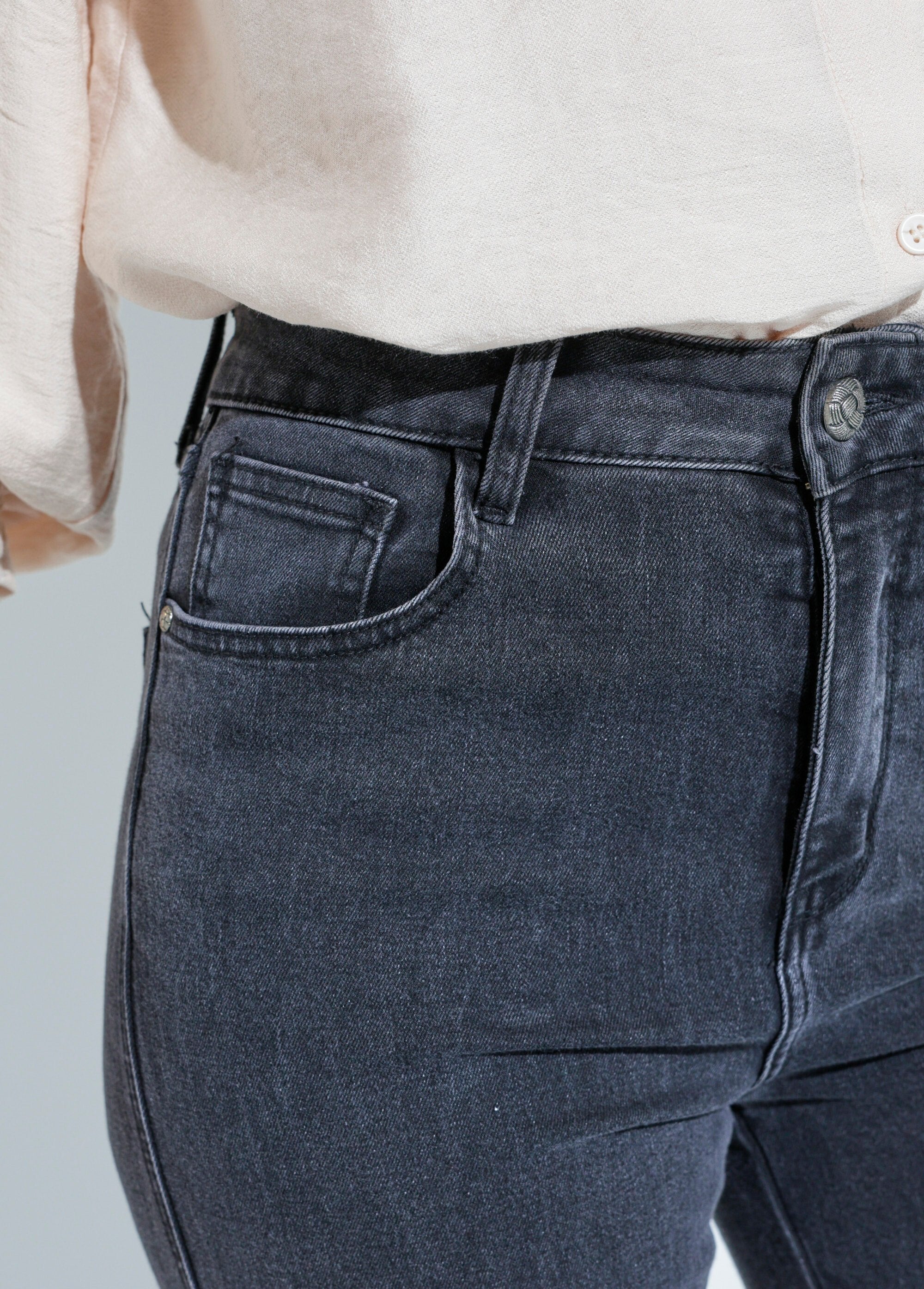 Calça_jeans_escura_reta,_especial_GRANDE_Gris_anthracite_DE1_slim