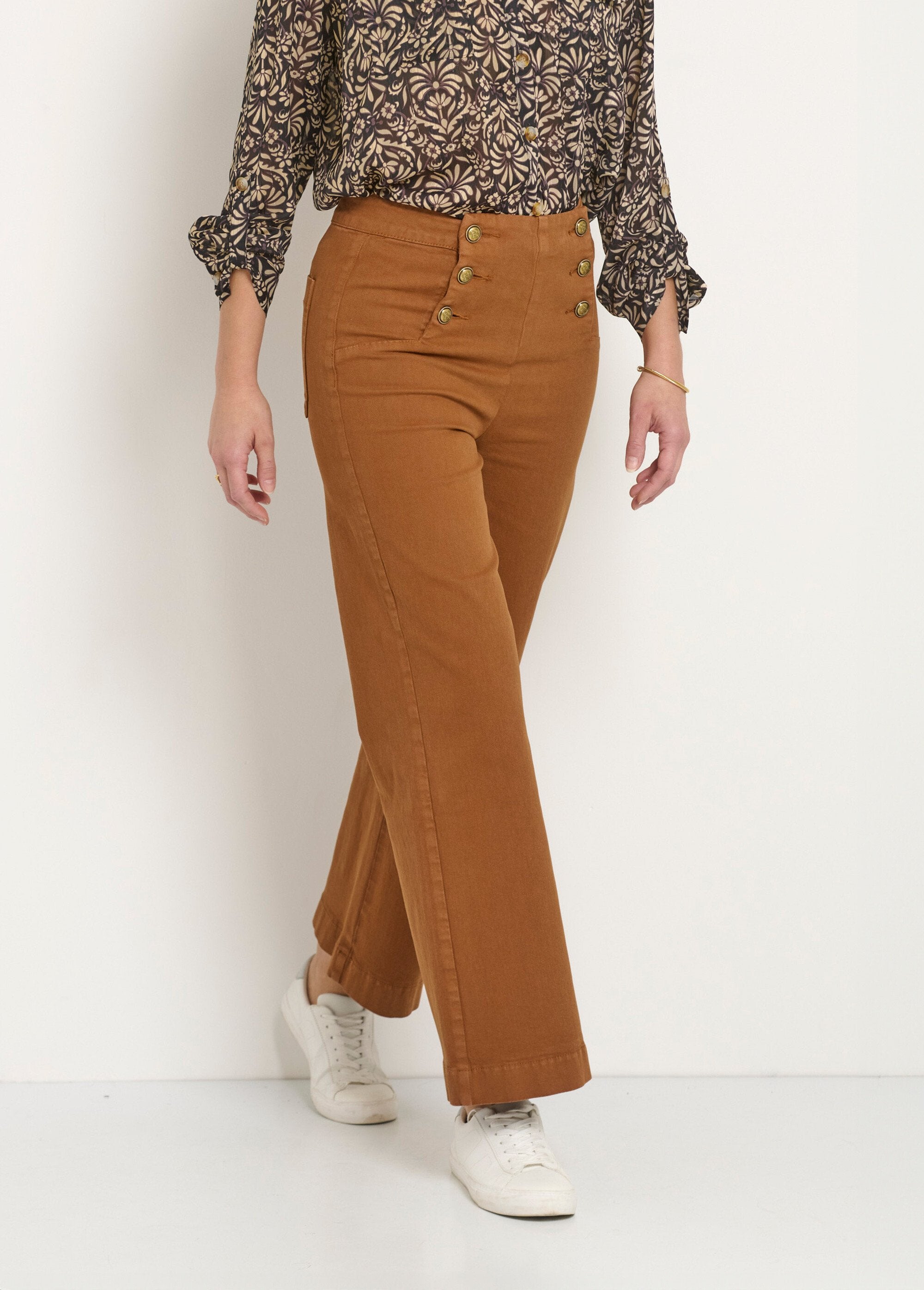 Calça_jeans_flare_com_elastano_e_cintura_efeito_ponte_Camel_FA1_slim