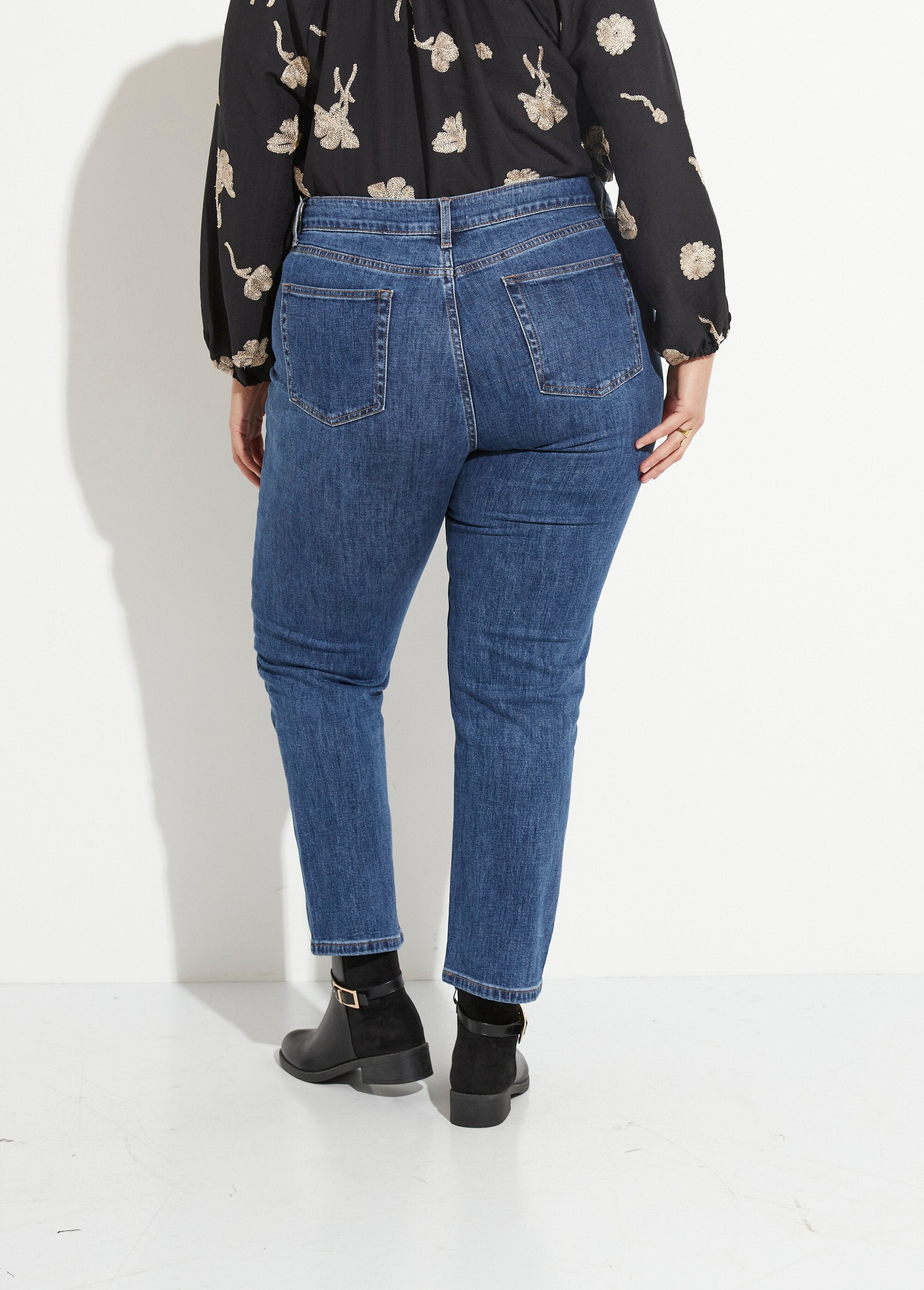 Calça_jeans_mom_jeans,_especial_PLUS_SIZE_Denim_moyen_DO1_curvy