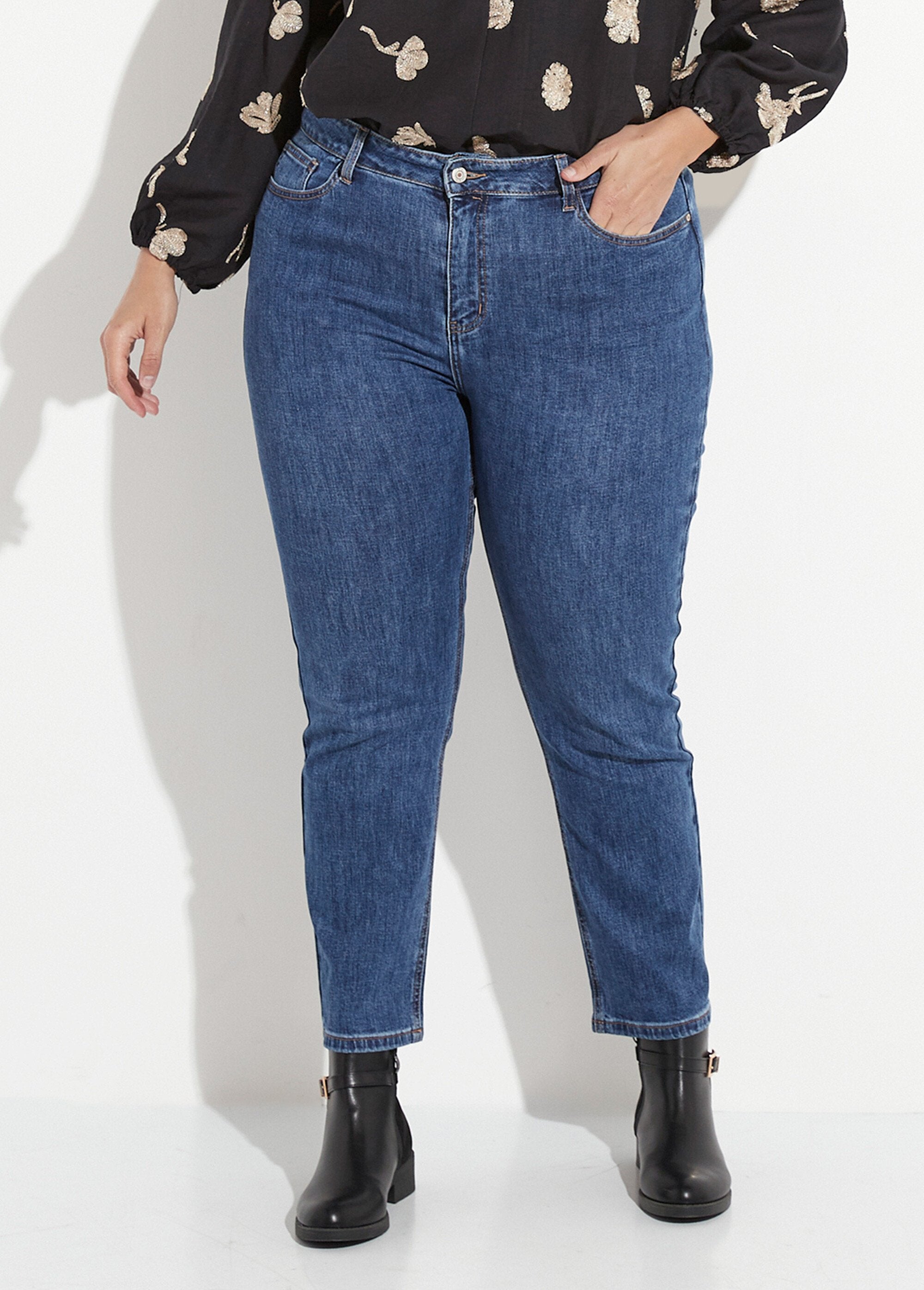 Calça_jeans_mom_jeans,_especial_PLUS_SIZE_Denim_moyen_FA1_curvy