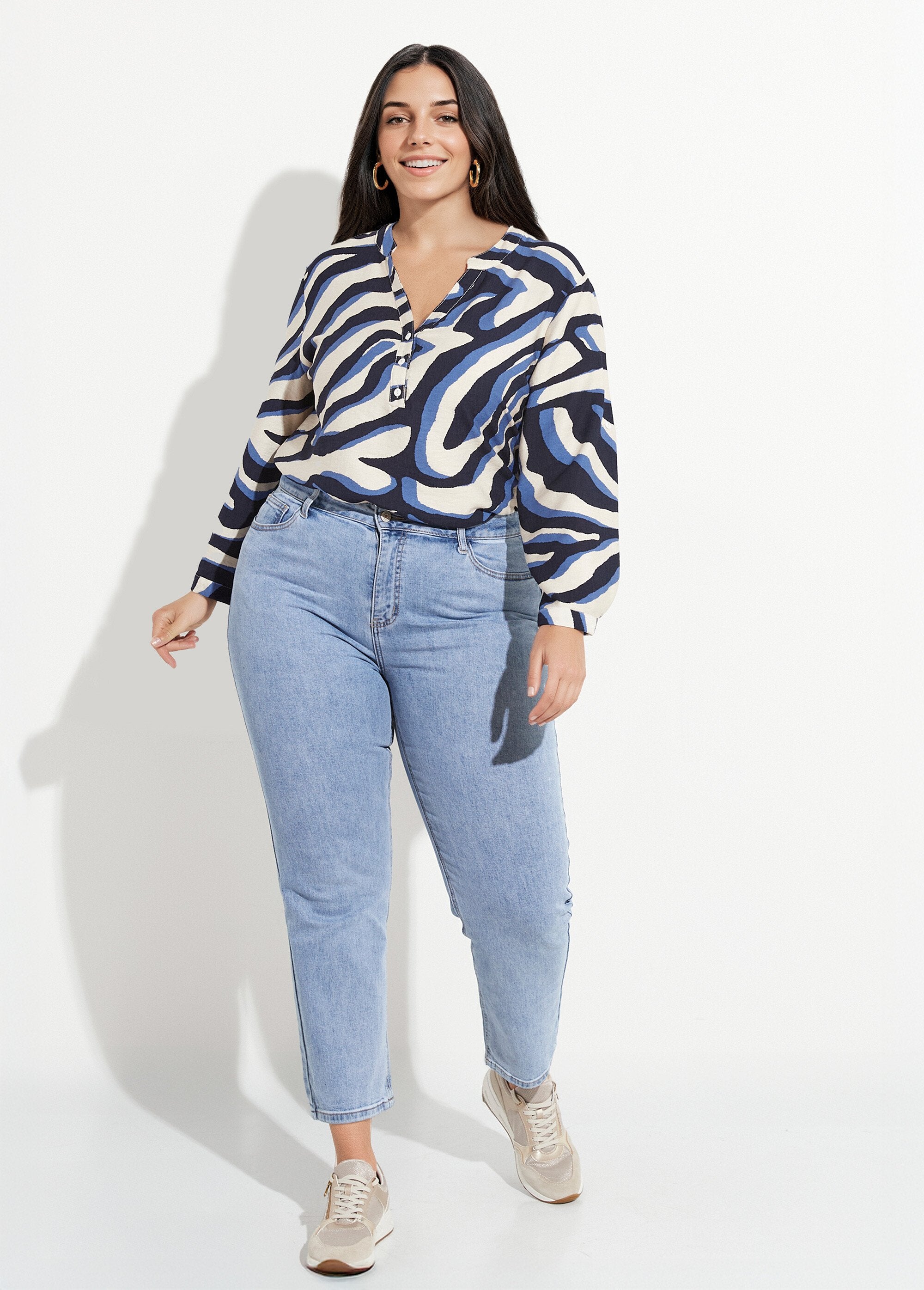 Calça_jeans_mom_jeans,_especial_PLUS_SIZE_Denim_clair_SF1_curvy