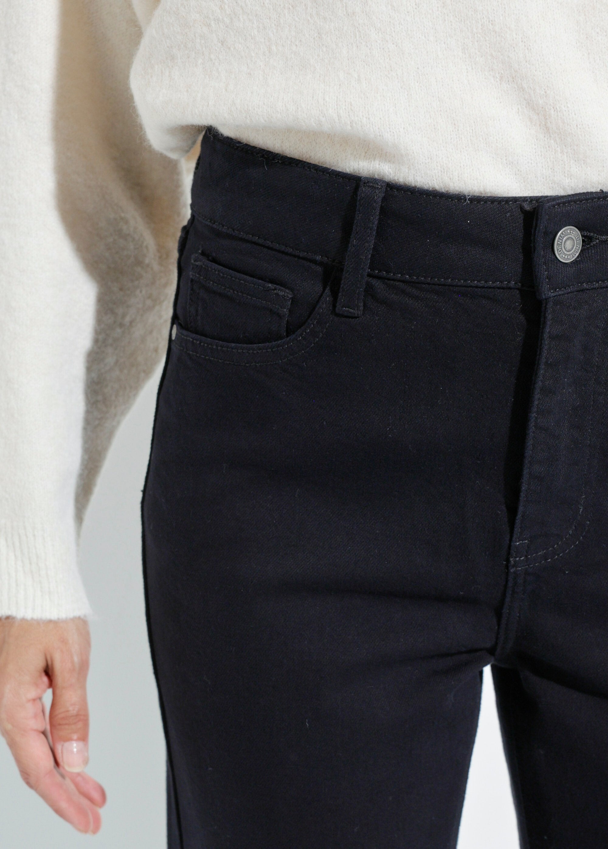 Calça_jeans_mom_jeans,_especial_PLUS_SIZE_Noir_DE1_slim