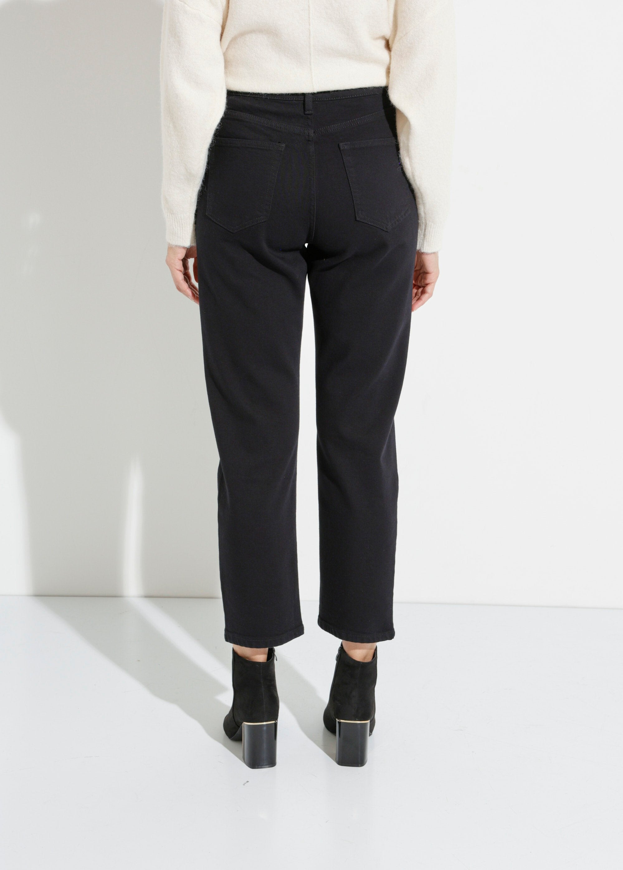 Calça_jeans_mom_jeans,_especial_PLUS_SIZE_Noir_DO1_slim