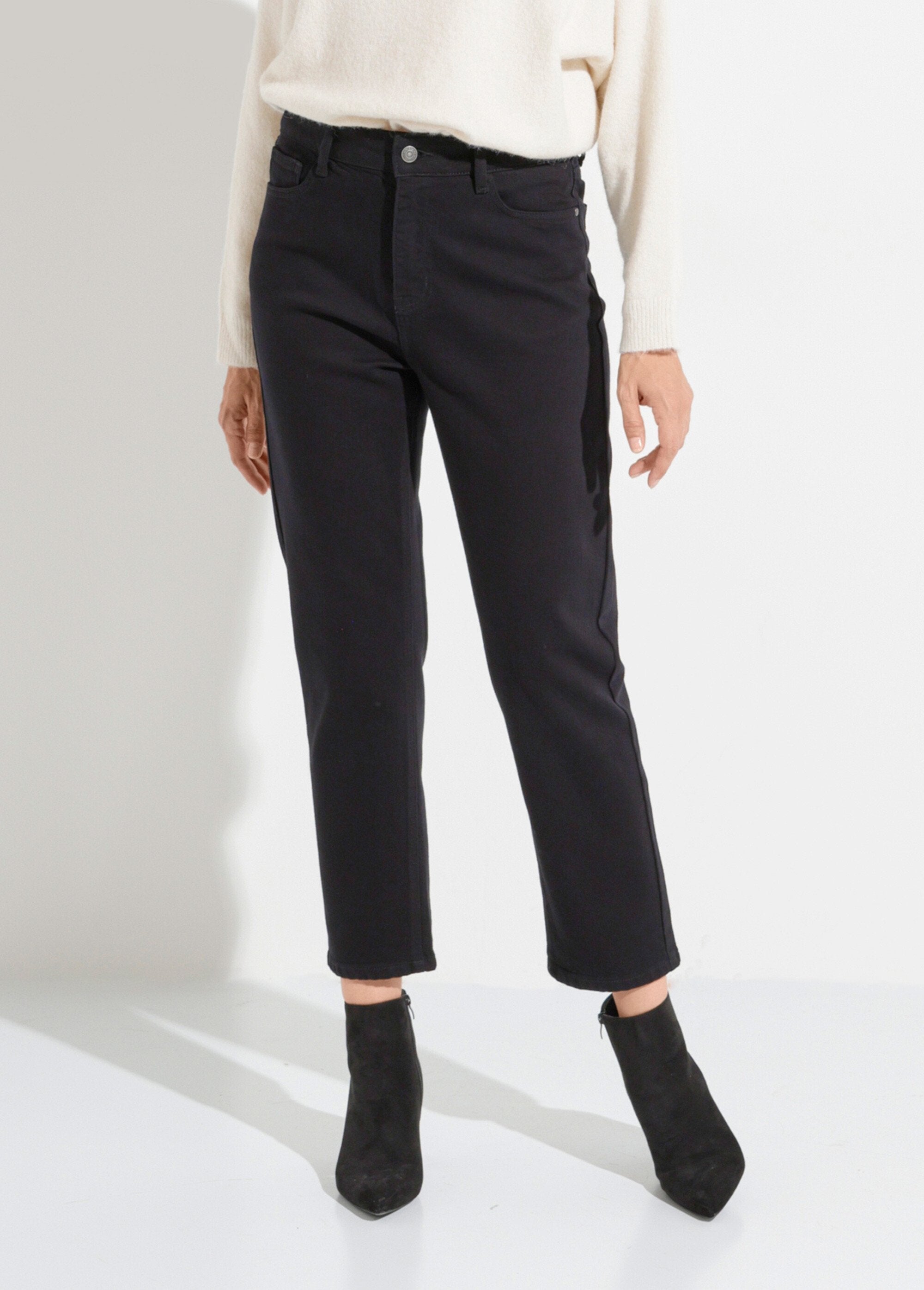 Calça_jeans_mom_jeans,_especial_PLUS_SIZE_Noir_FA1_slim