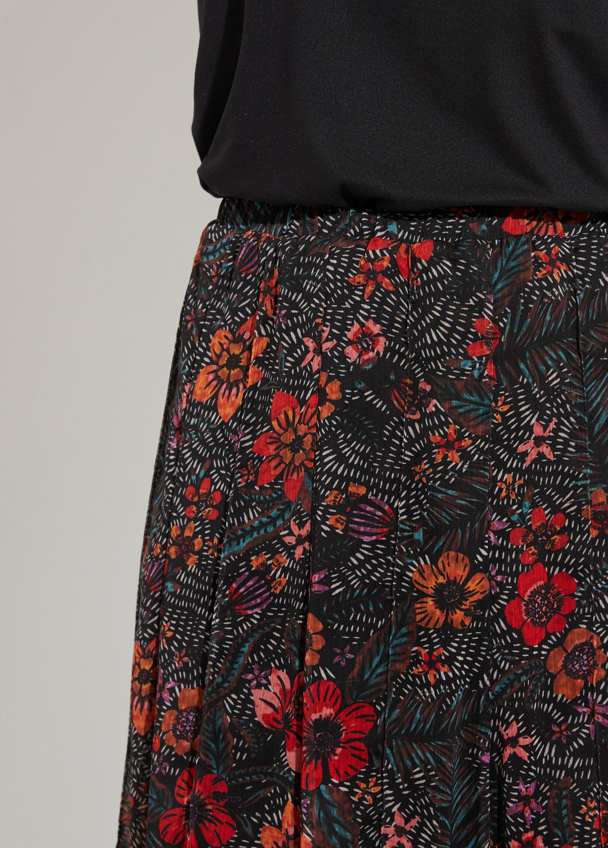 Saia_comprida_e_larga_em_voile_floral_Noir_et_rouge_DE1_slim