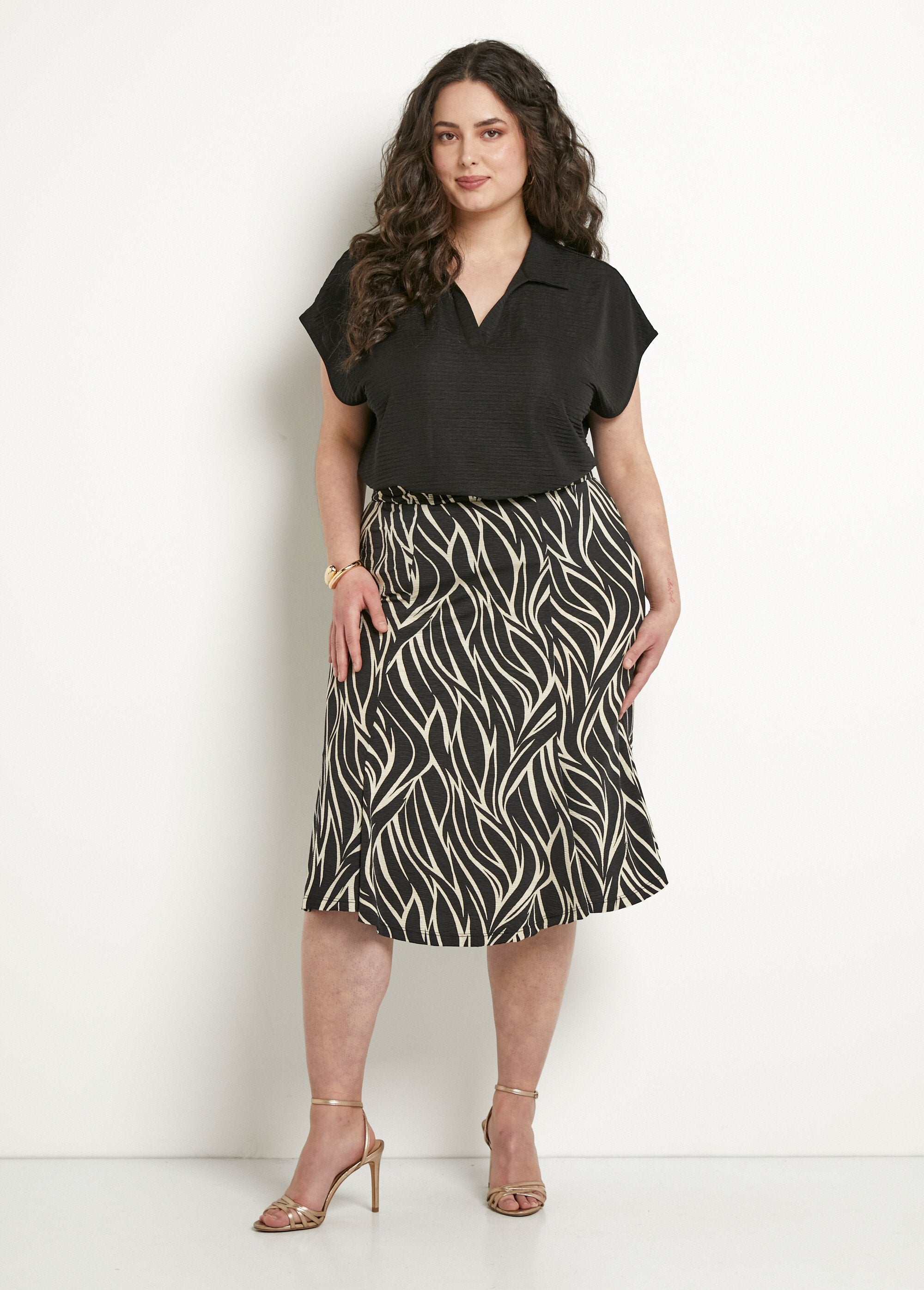 Saia_midi_flare_com_estampa_de_zebra_e_cós_elástico_Beige_et_noir_SF1_curvy