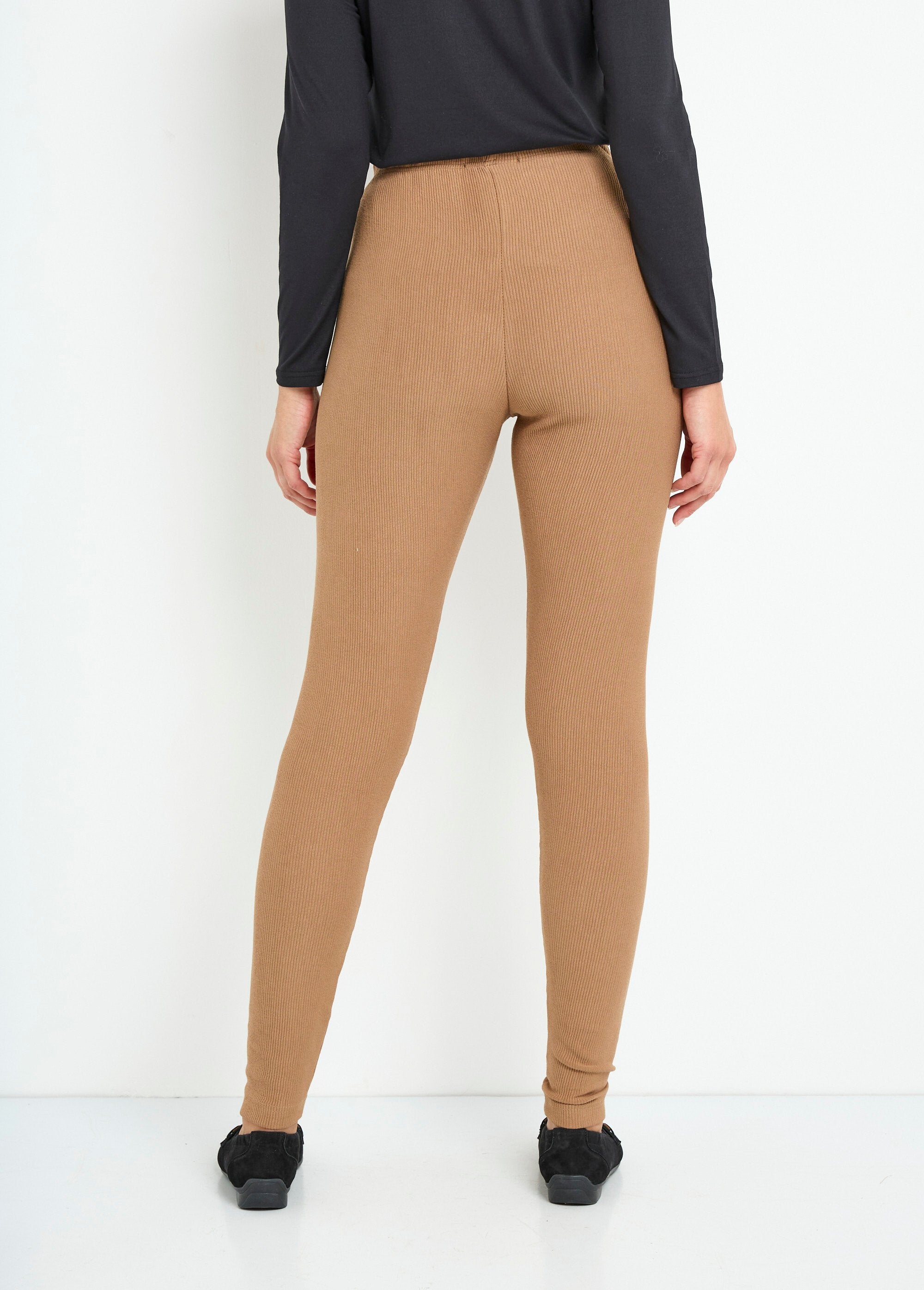 Leggings_caneladas_com_cós_elástico_Camel_DO1_slim