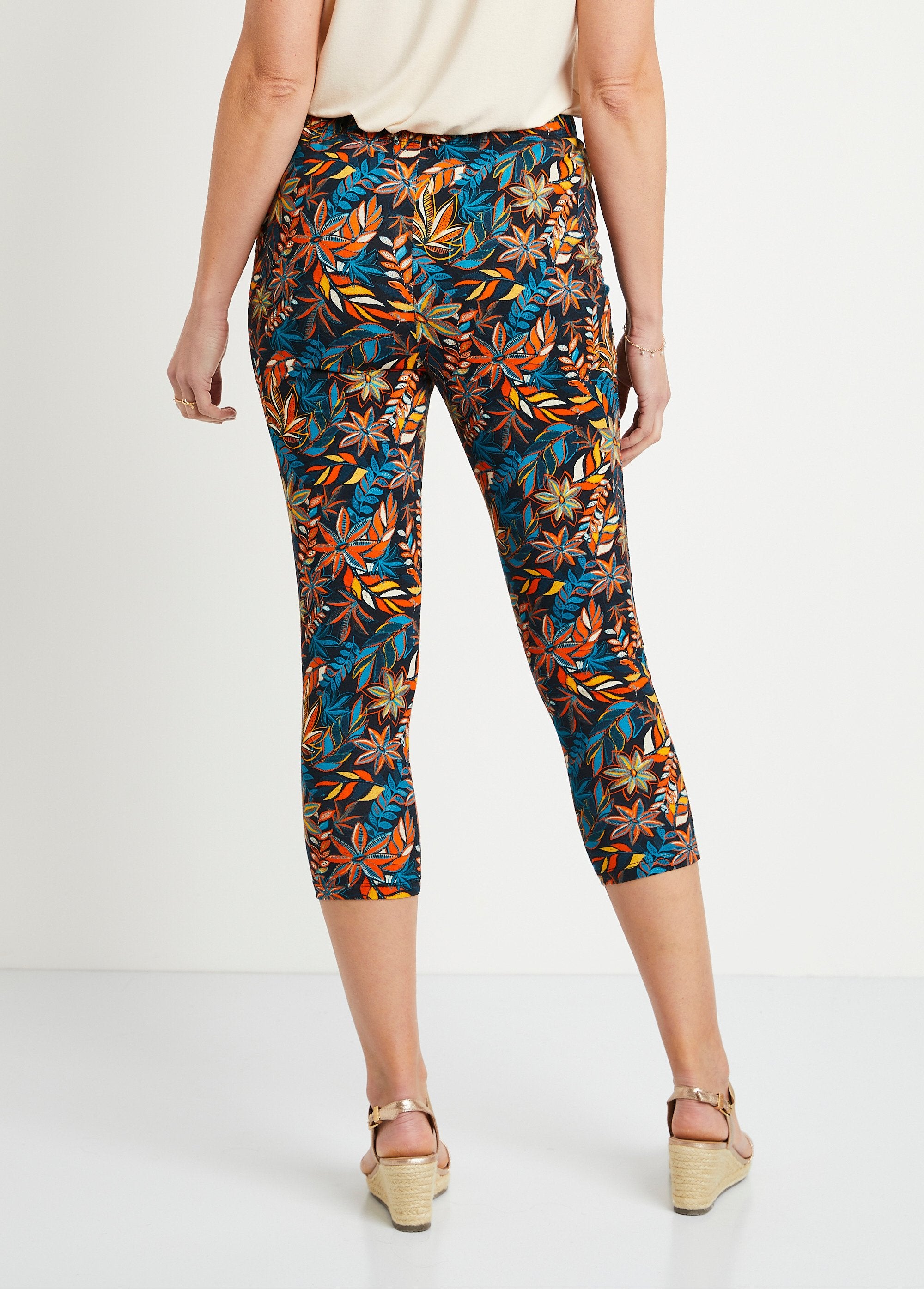 Leggings_curtas_de_algodão_com_cintura_elástica_Fundo_preto_diabrete_DO1_slim