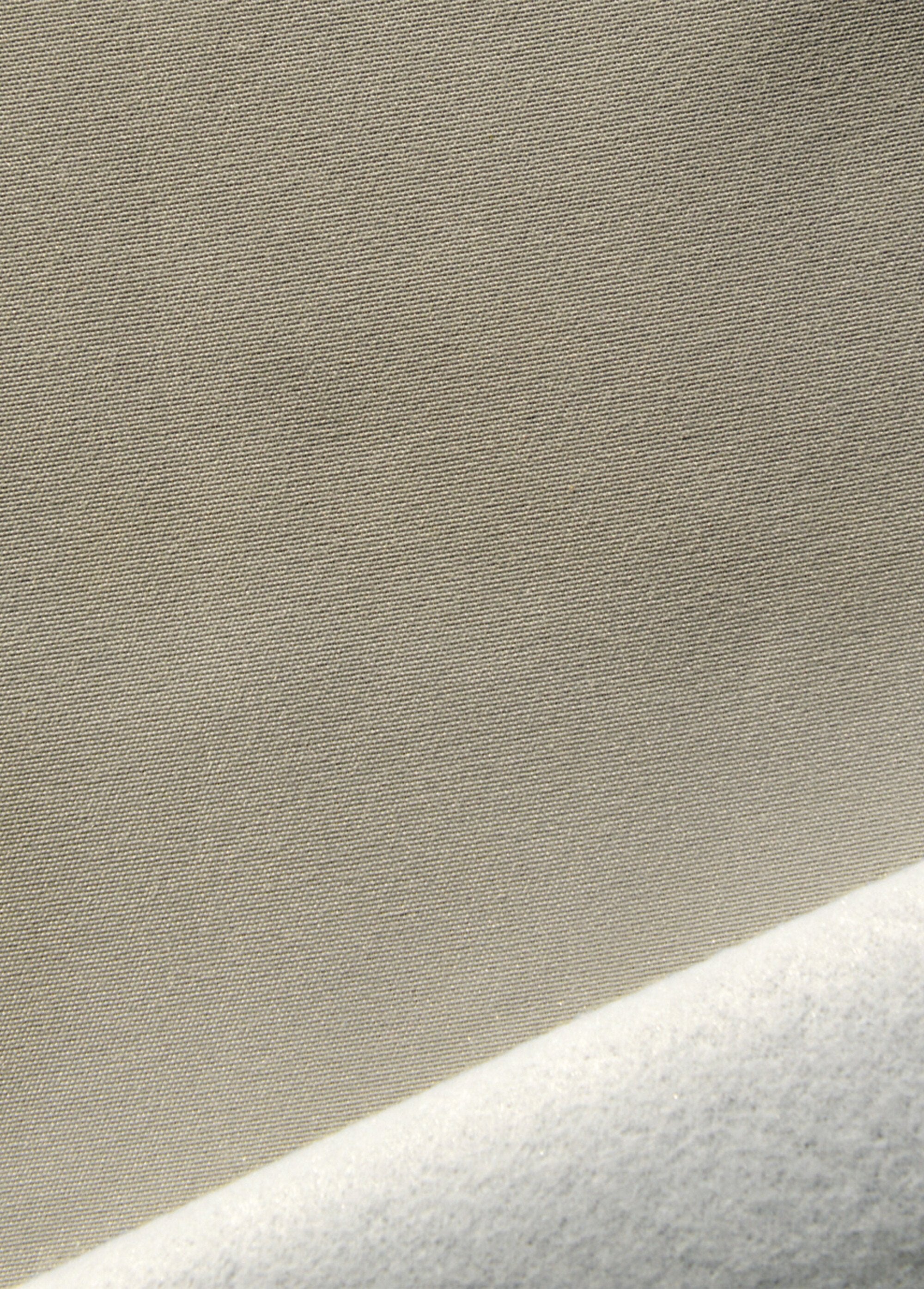 Cortina_muito_blackout_e_isolante,_com_ilhós_Sable_DE1_slim