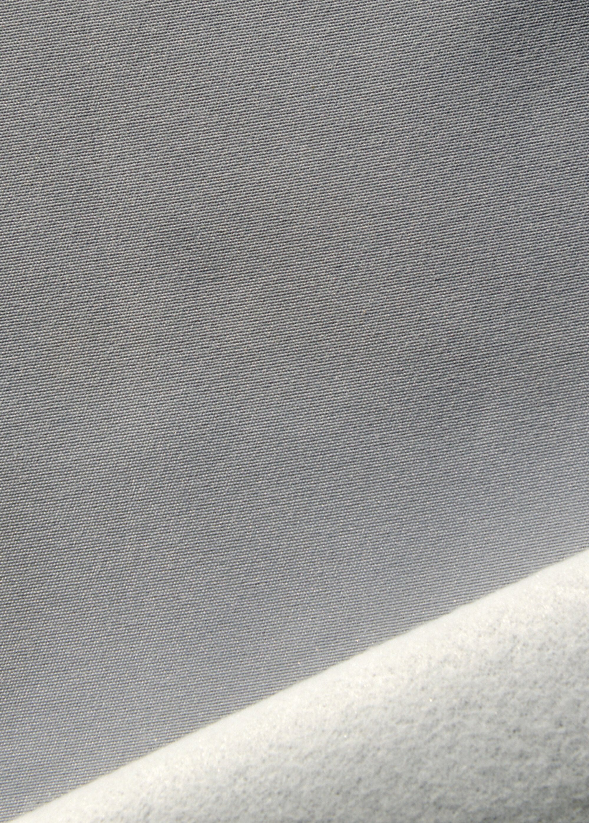 Cortina_muito_blackout_e_isolante,_com_ilhós_Gris_DE1_slim