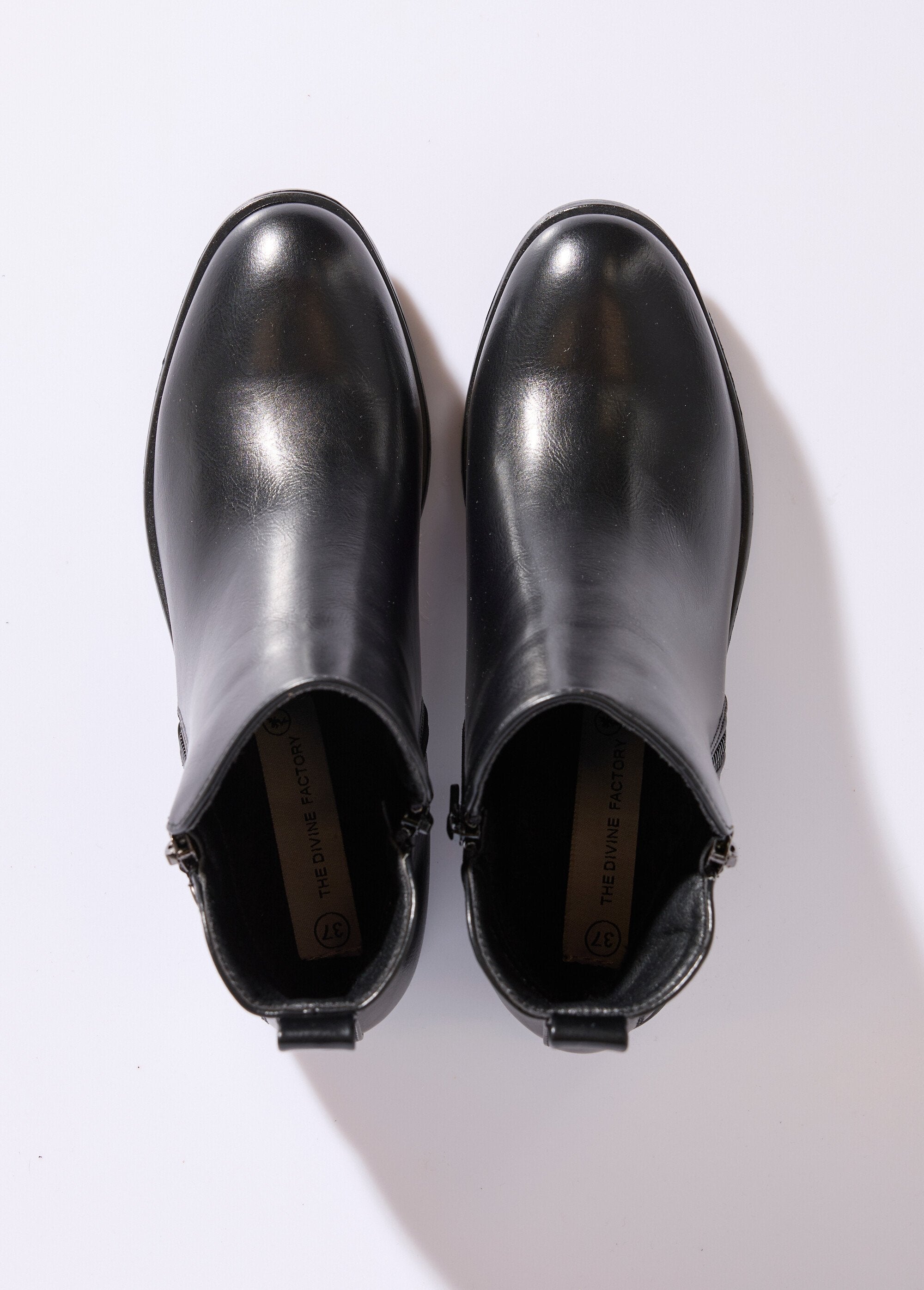 Botas_baixas_com_salto_largo_e_fecho_decorativo_Noir_OV1_slim
