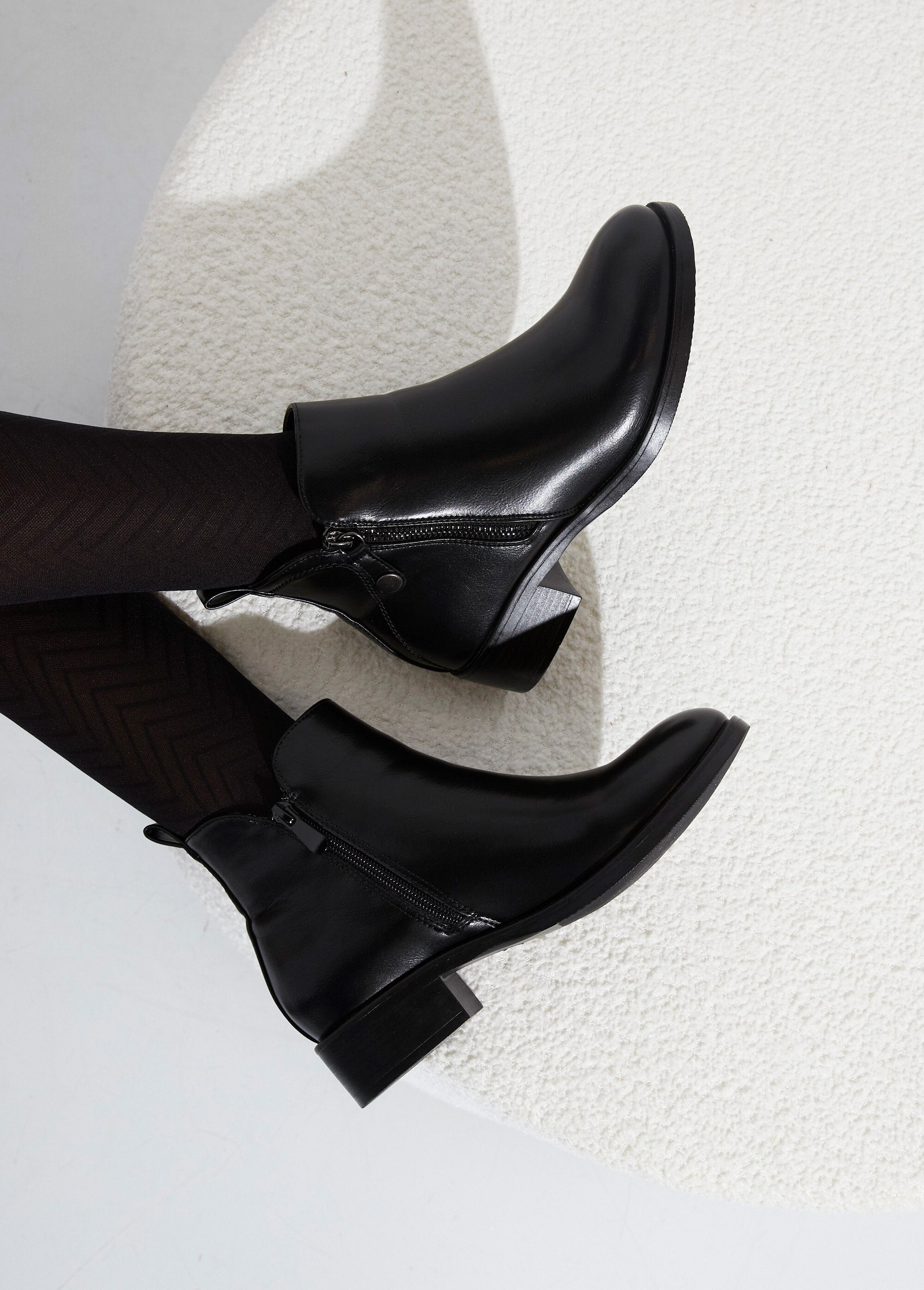 Botas_baixas_com_salto_largo_e_fecho_decorativo_Noir_SF1_slim