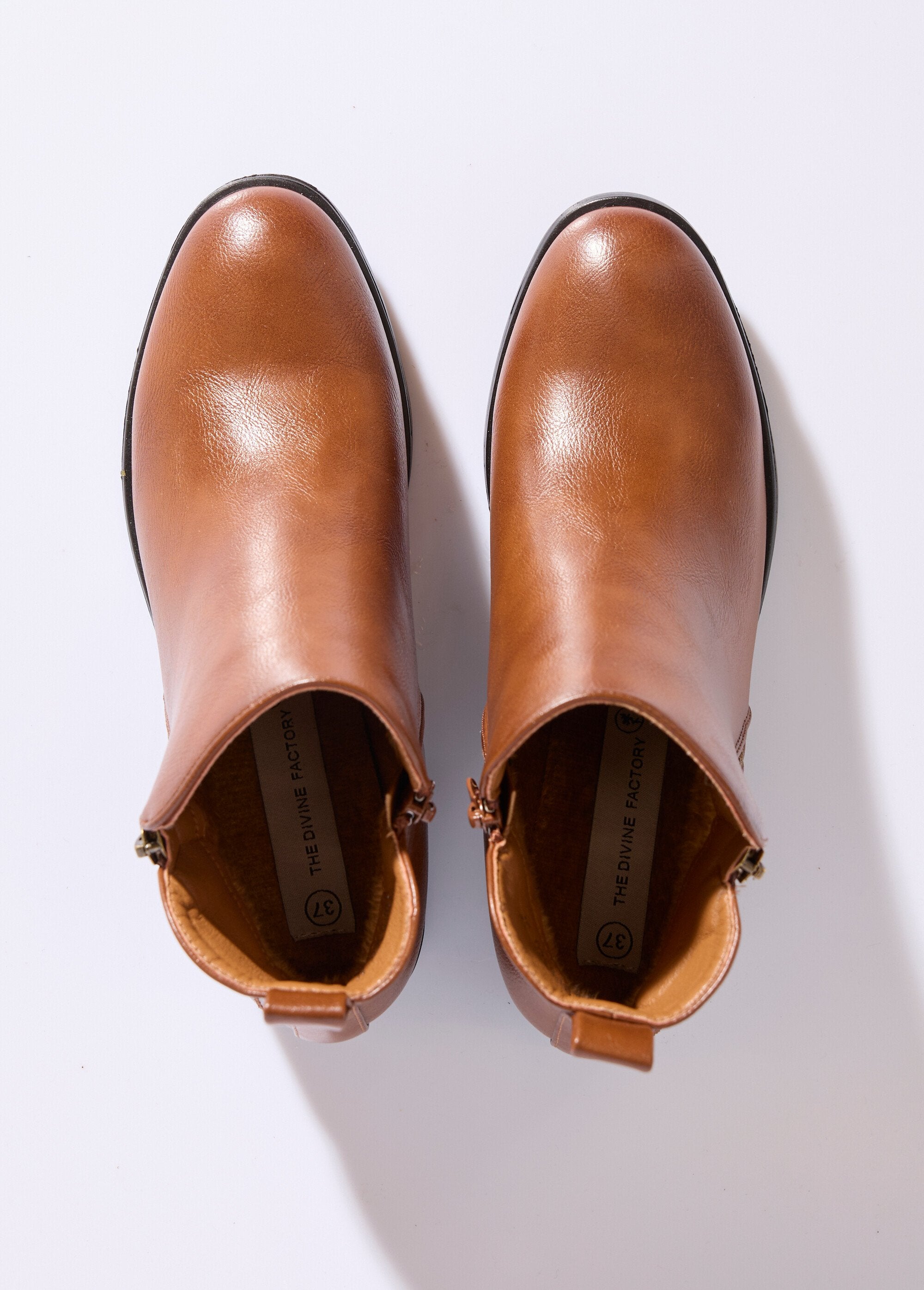 Botas_baixas_com_salto_largo_e_fecho_decorativo_Camel_OV1_slim