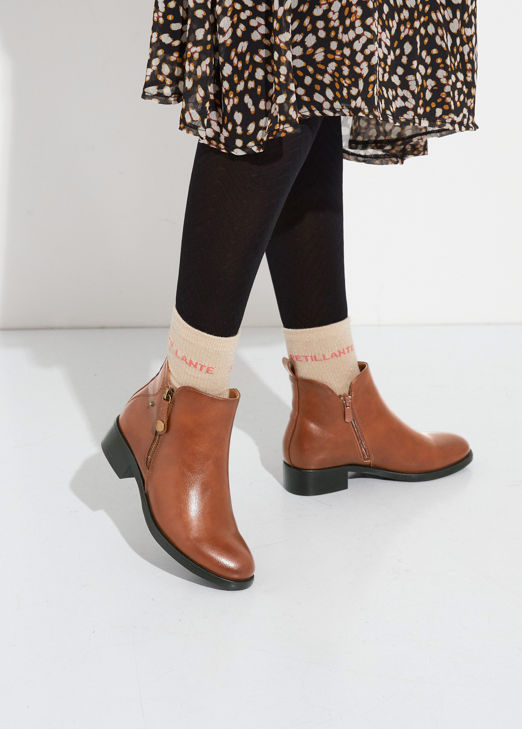Botas_baixas_com_salto_largo_e_fecho_decorativo_Camel_SF1_slim