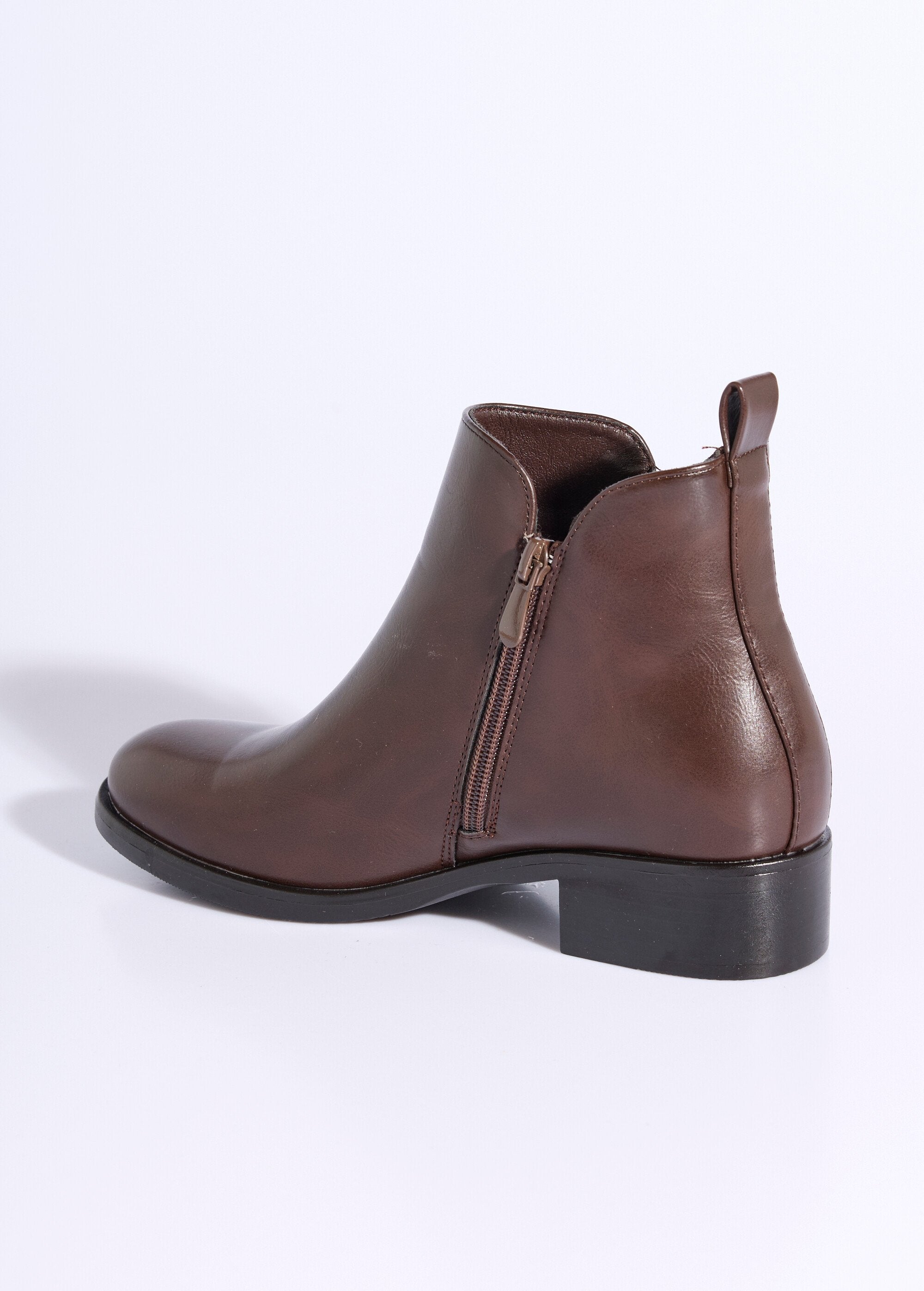 Botas_baixas_com_salto_largo_e_fecho_decorativo_Marron_DO1_slim