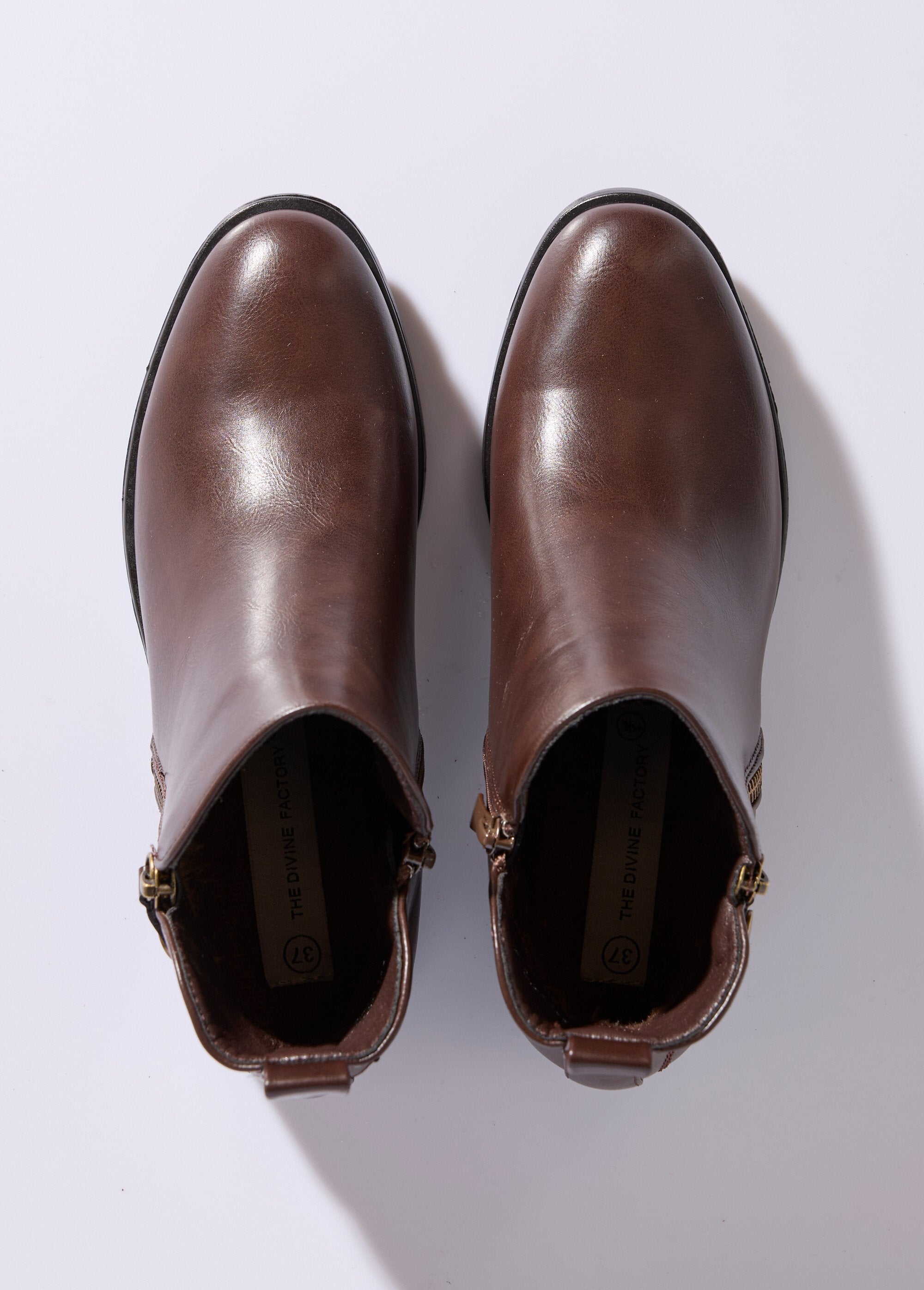Botas_baixas_com_salto_largo_e_fecho_decorativo_Marron_OV1_slim