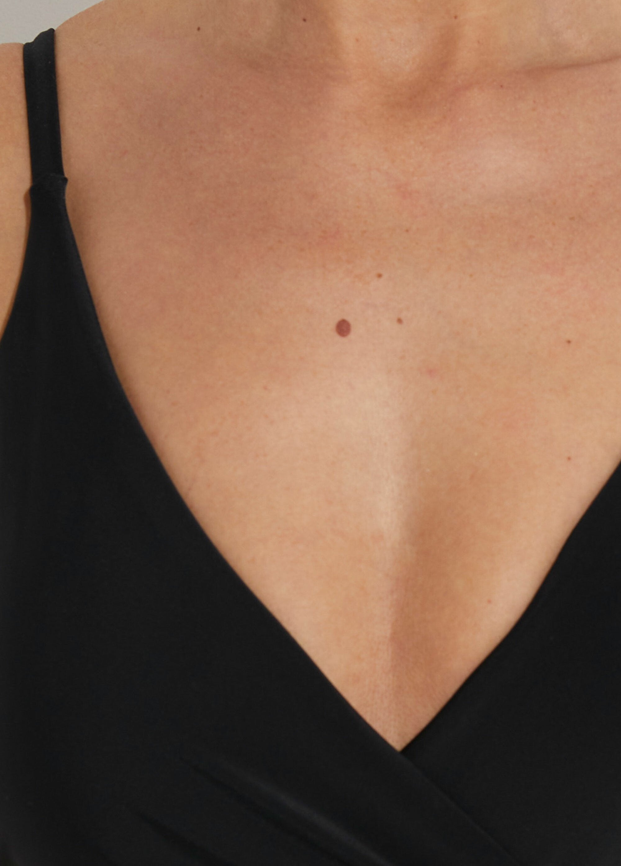 Fato_de_banho_de_1_peça_em_V_e_drapeado_Noir_DE1_slim