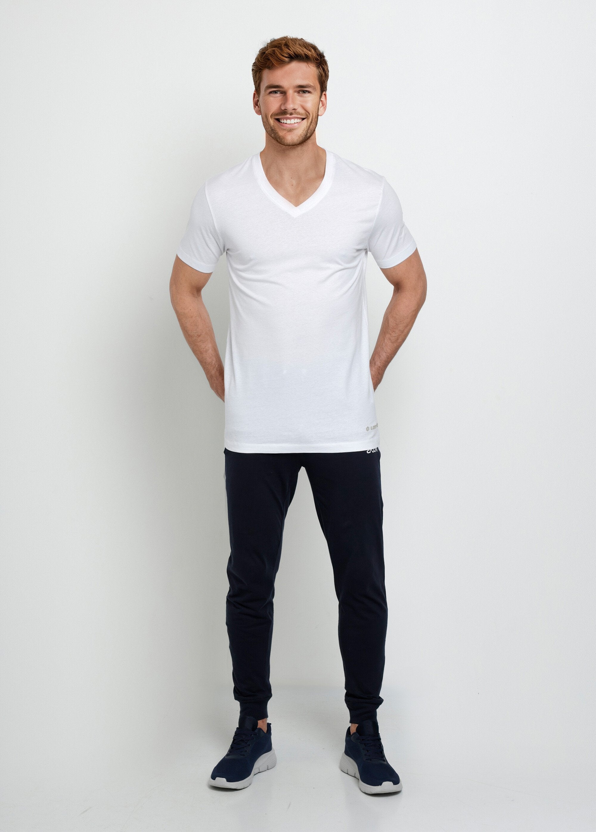 Camisetas_essenciais_de_manga_curta_e_decote_em_V_Blanc_SF1_slim