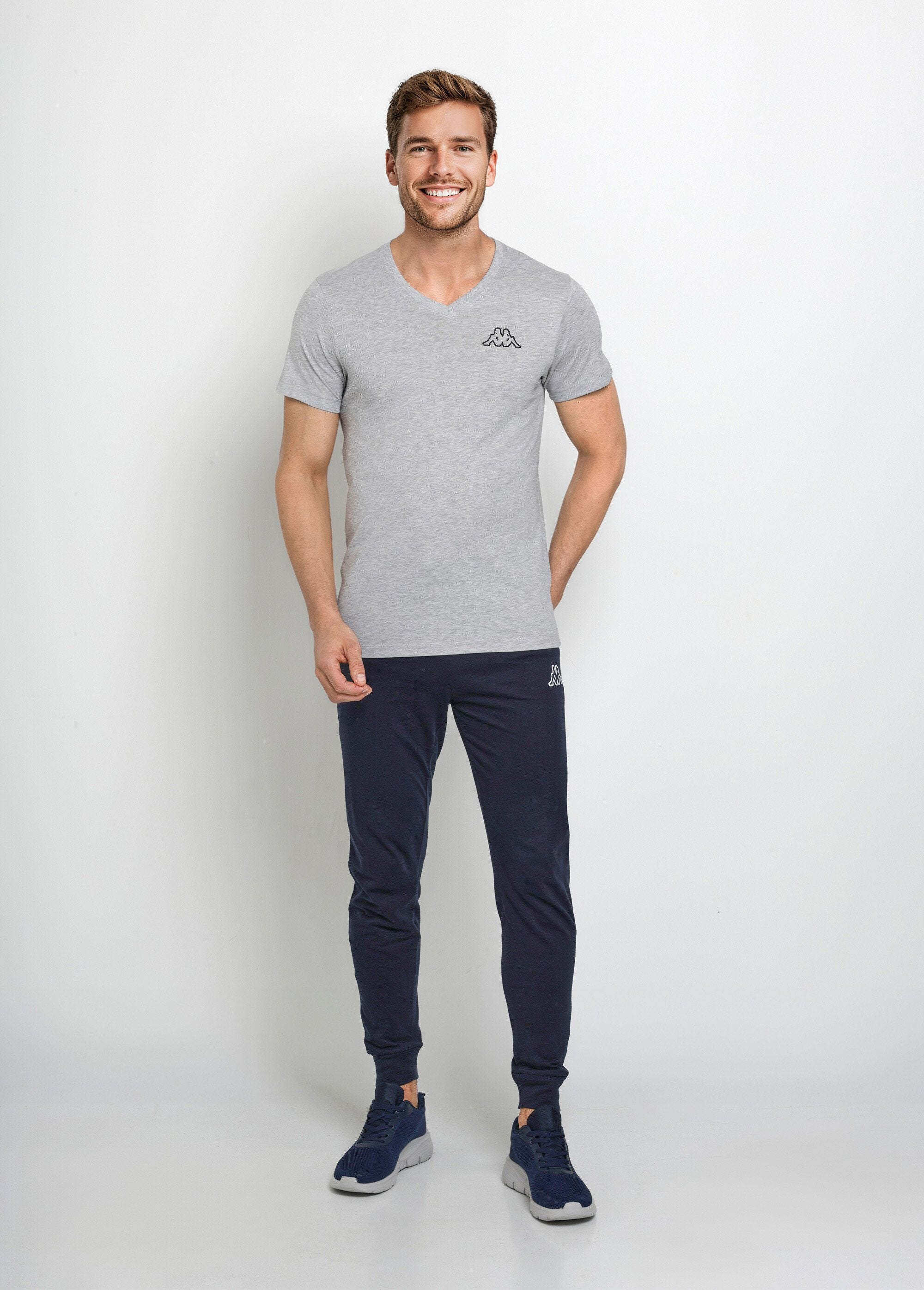 Camiseta_escura_de_manga_curta_com_decote_em_V_Gris_SF1_slim