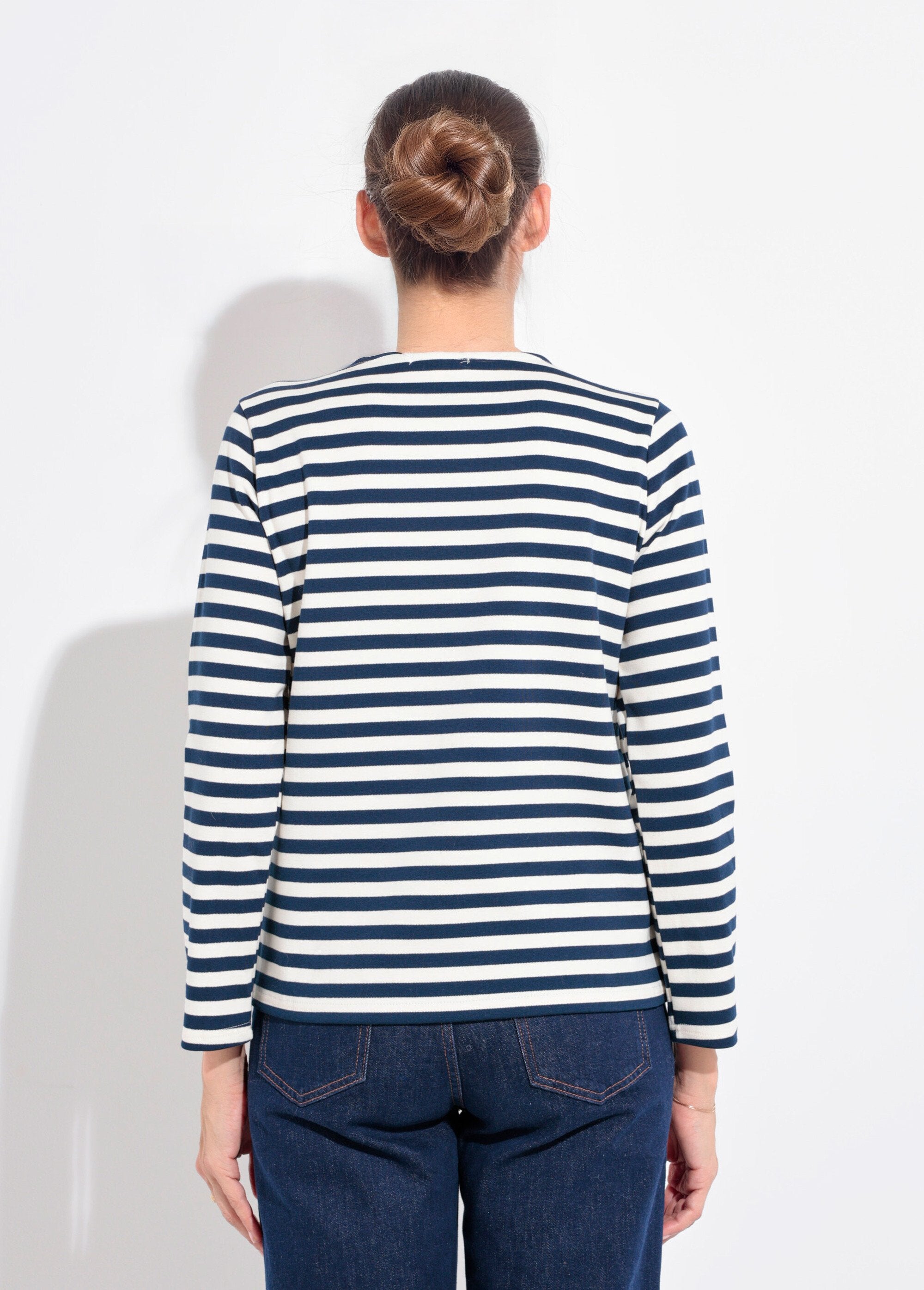 Camisa_de_marinheiro_com_gola_redonda_aberta_e_bordado_de_coração_Marine_DO1_slim