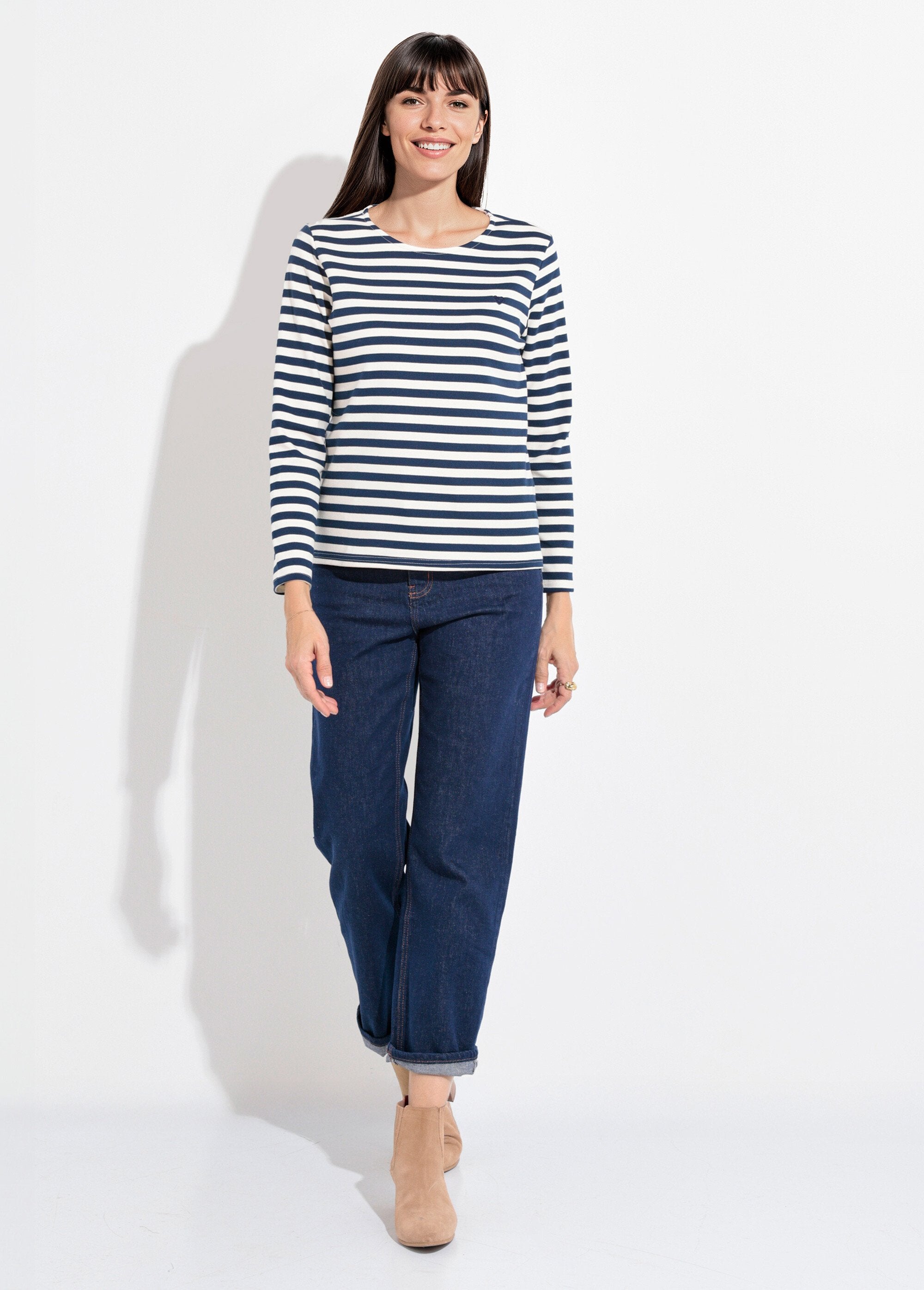 Camisa_de_marinheiro_com_gola_redonda_aberta_e_bordado_de_coração_Marine_SF1_slim