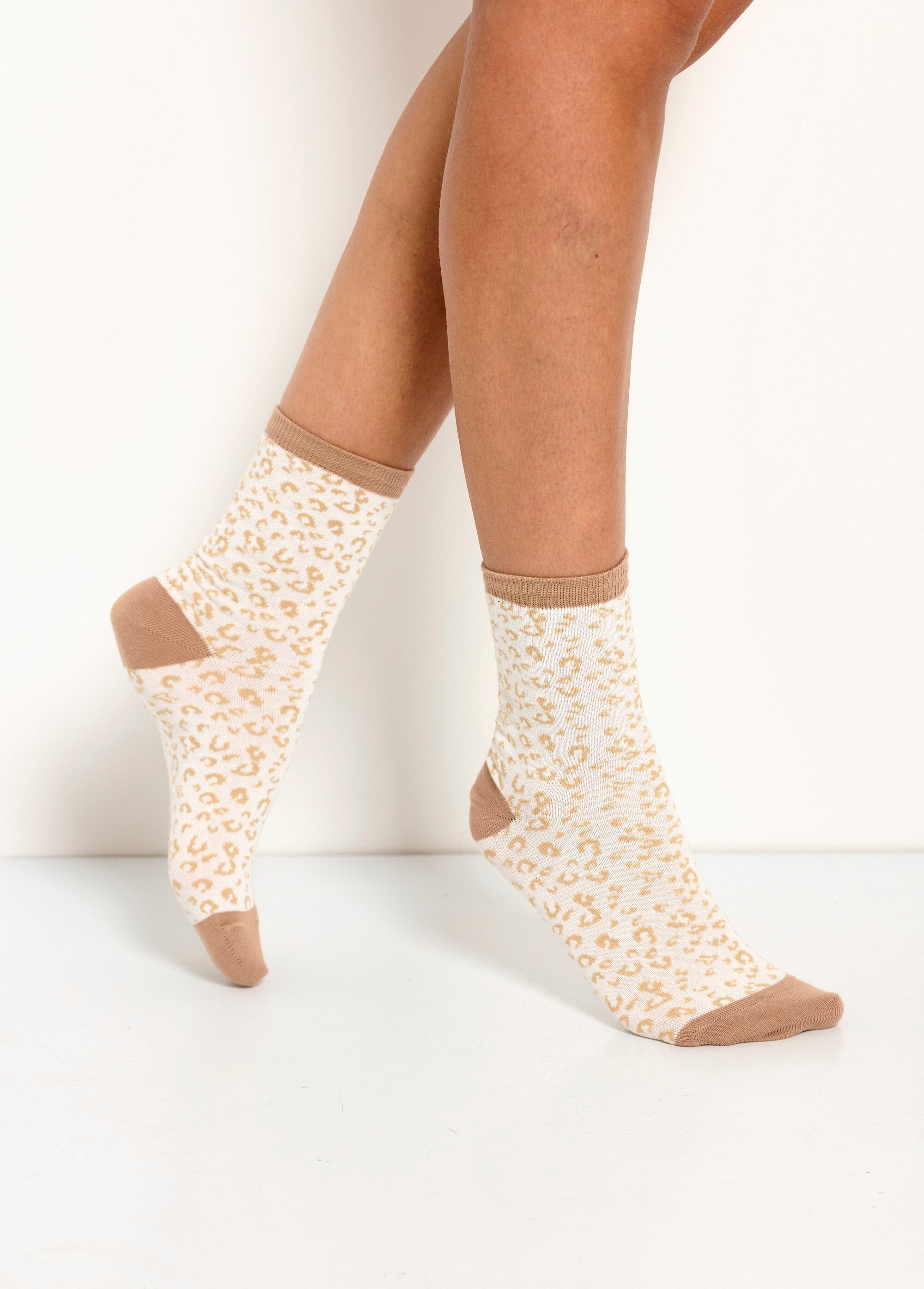 Meias_de_cano_médio_com_estampa_de_leopardo_-_Pacote_com_3_pares_Ivoire_lot3_FA1_slim