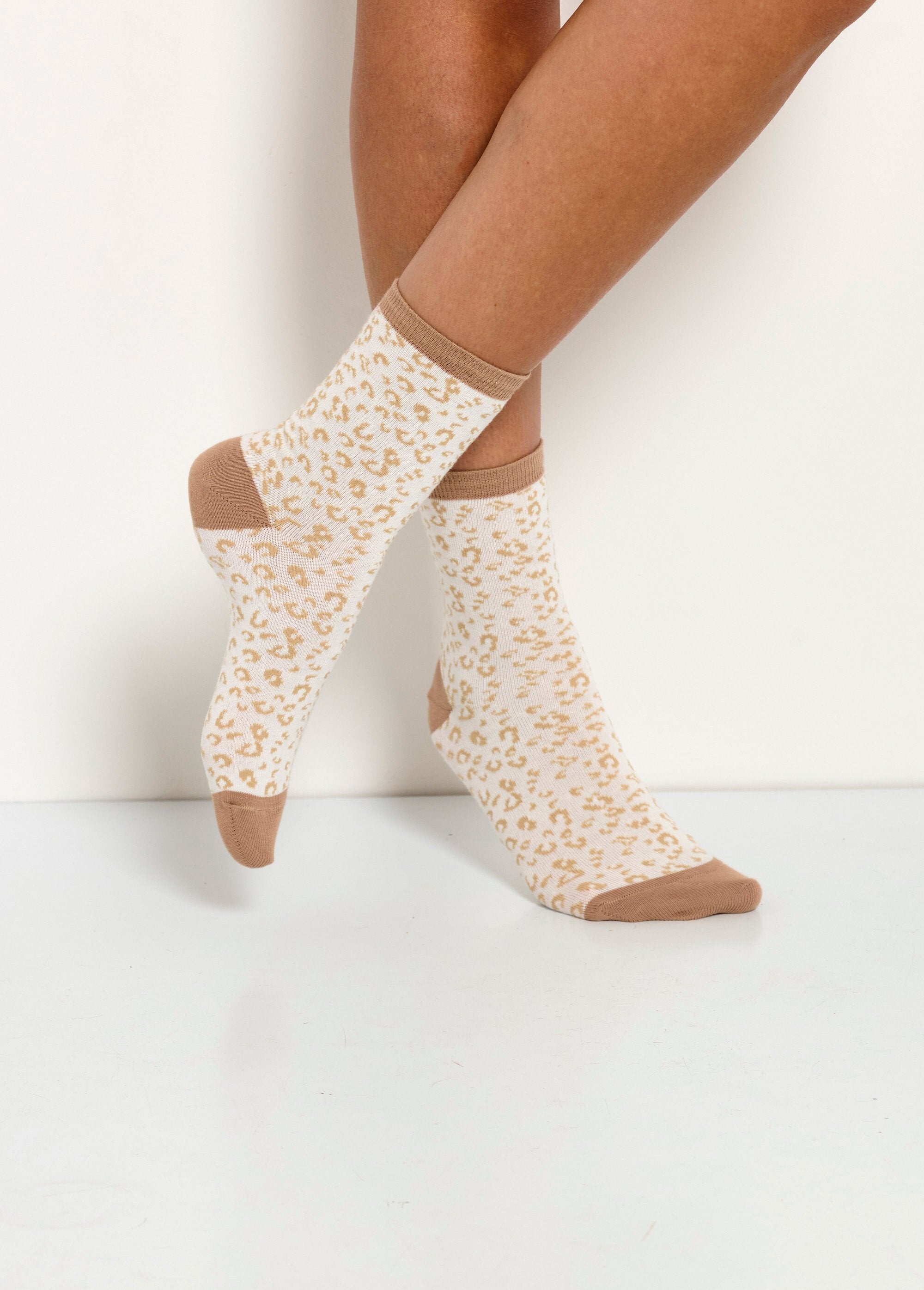 Meias_de_cano_médio_com_estampa_de_leopardo_-_Pacote_com_3_pares_Ivoire_lot3_FA2_slim