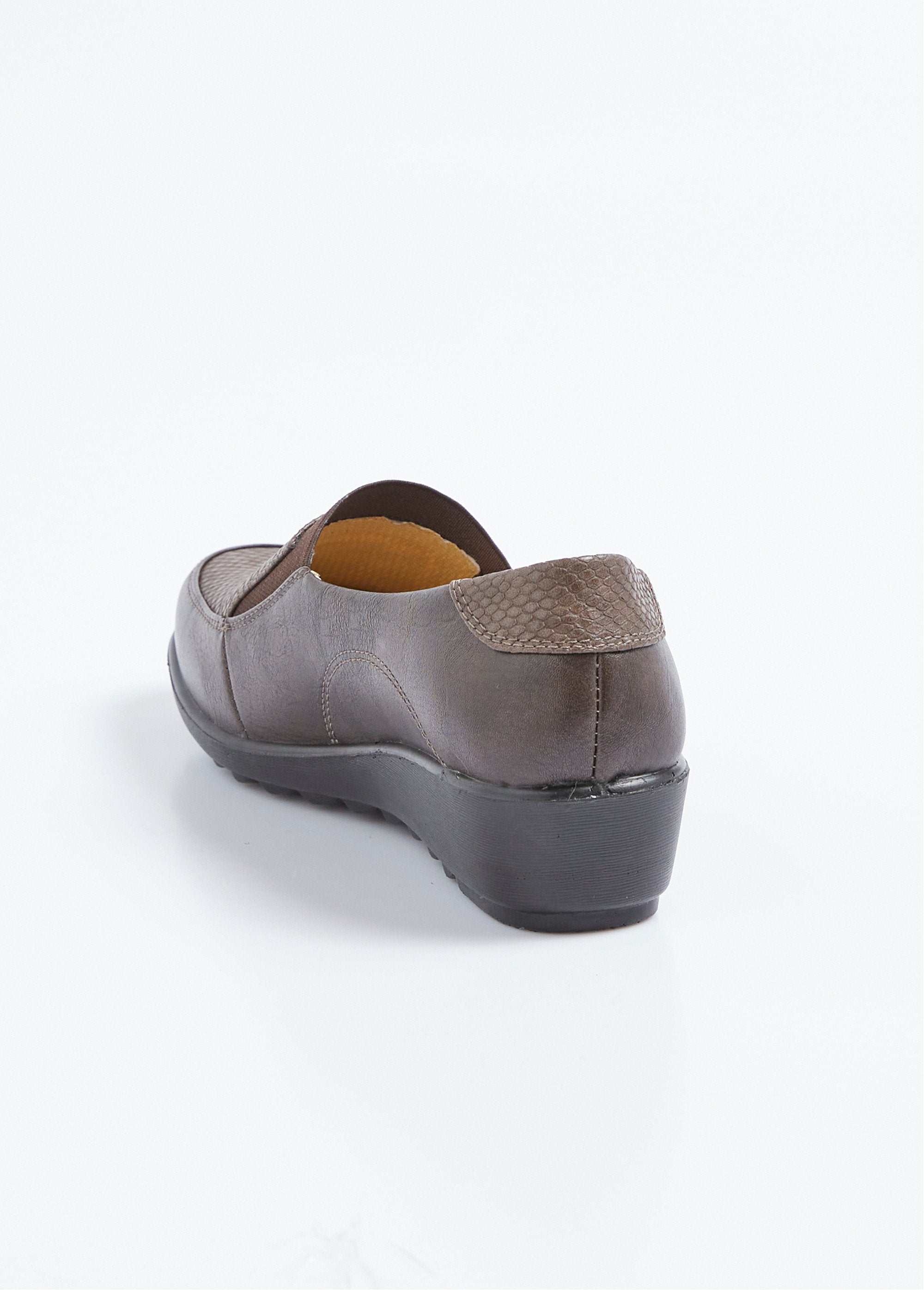 Mocassins_de_couro_de_largura_larga_com_elástico_Marron_DO1_slim