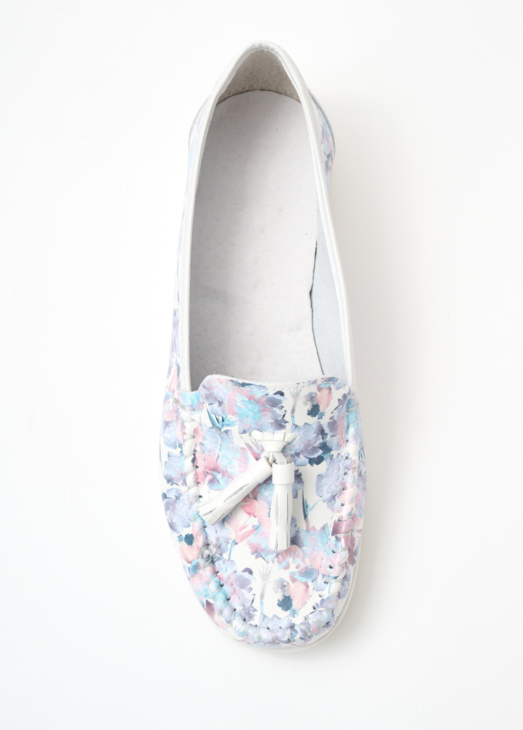 Mocassins_largos_e_confortáveis_com_pompom_de_couro_Fantasia_OV1_slim