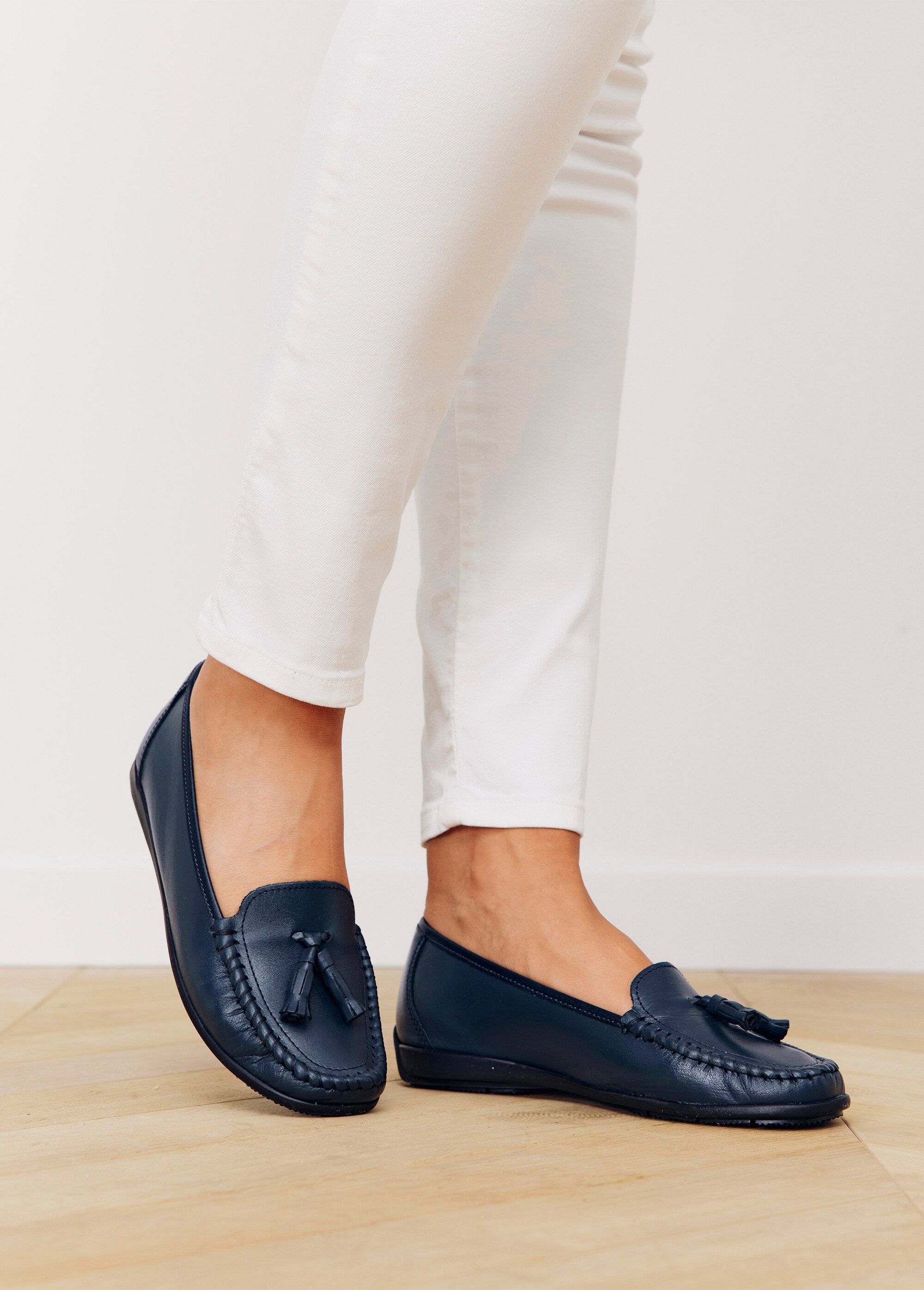 Mocassins_largos_e_confortáveis_com_pompom_de_couro_Marinho_SF1_slim