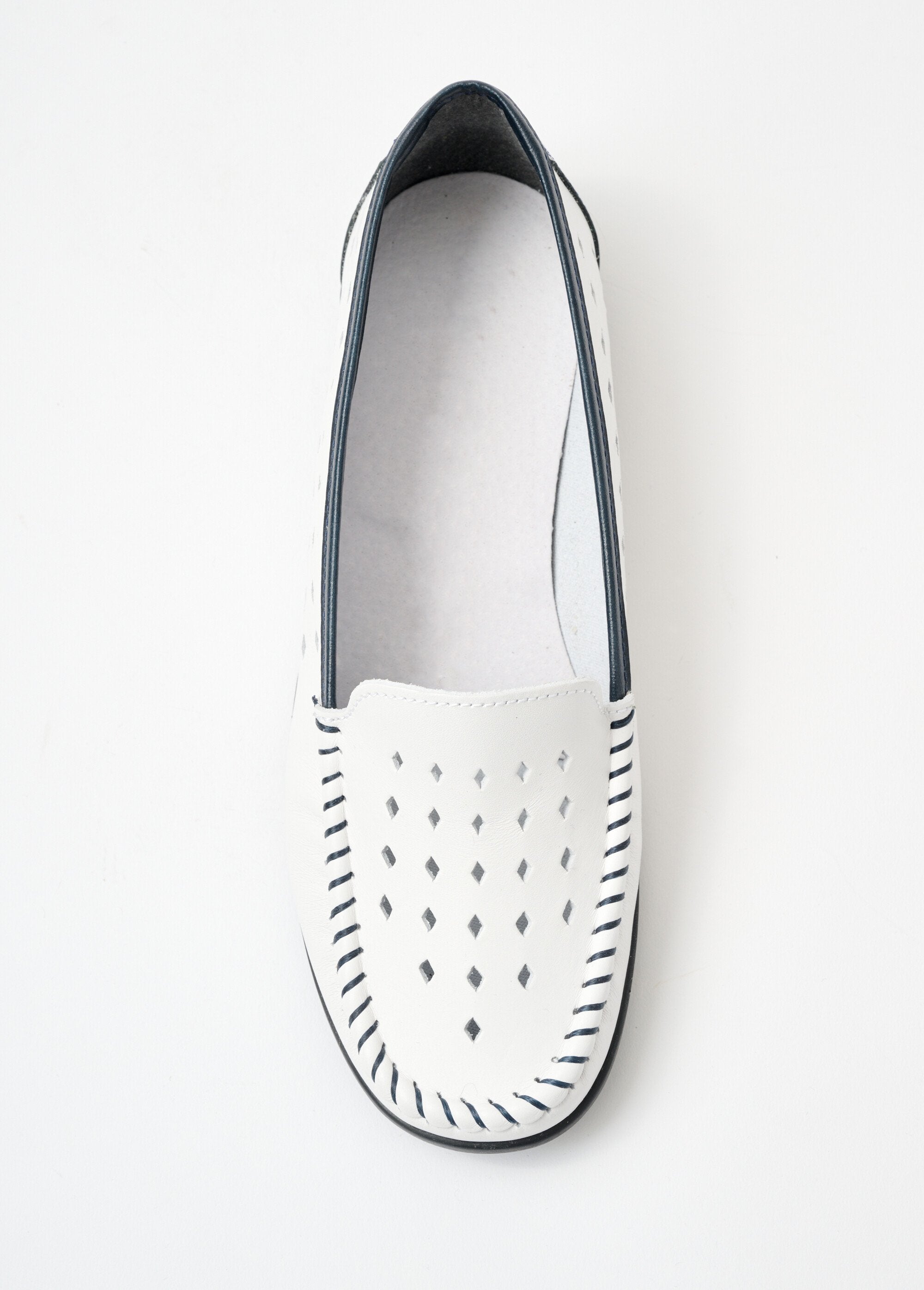 Mocassins_largos_e_confortáveis_em_couro_macio_BRANCO_OV1_slim