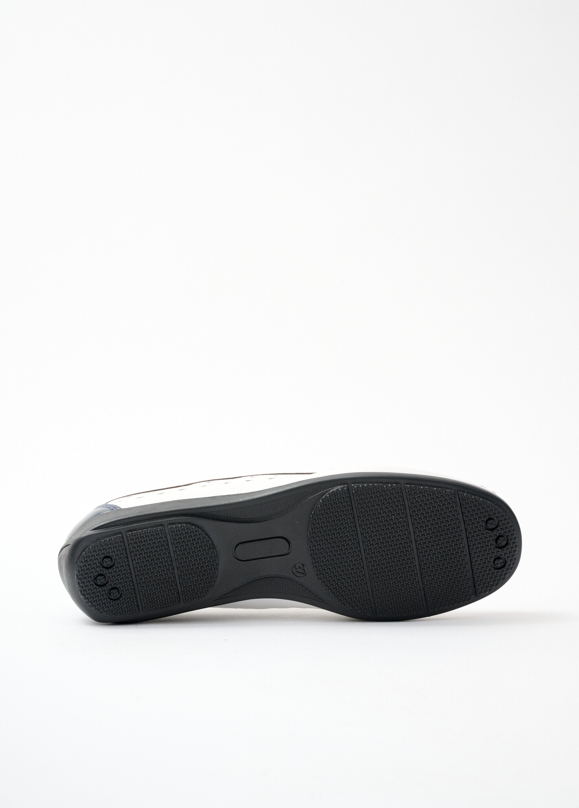 Mocassins_largos_e_confortáveis_em_couro_macio_BRANCO_UN1_slim