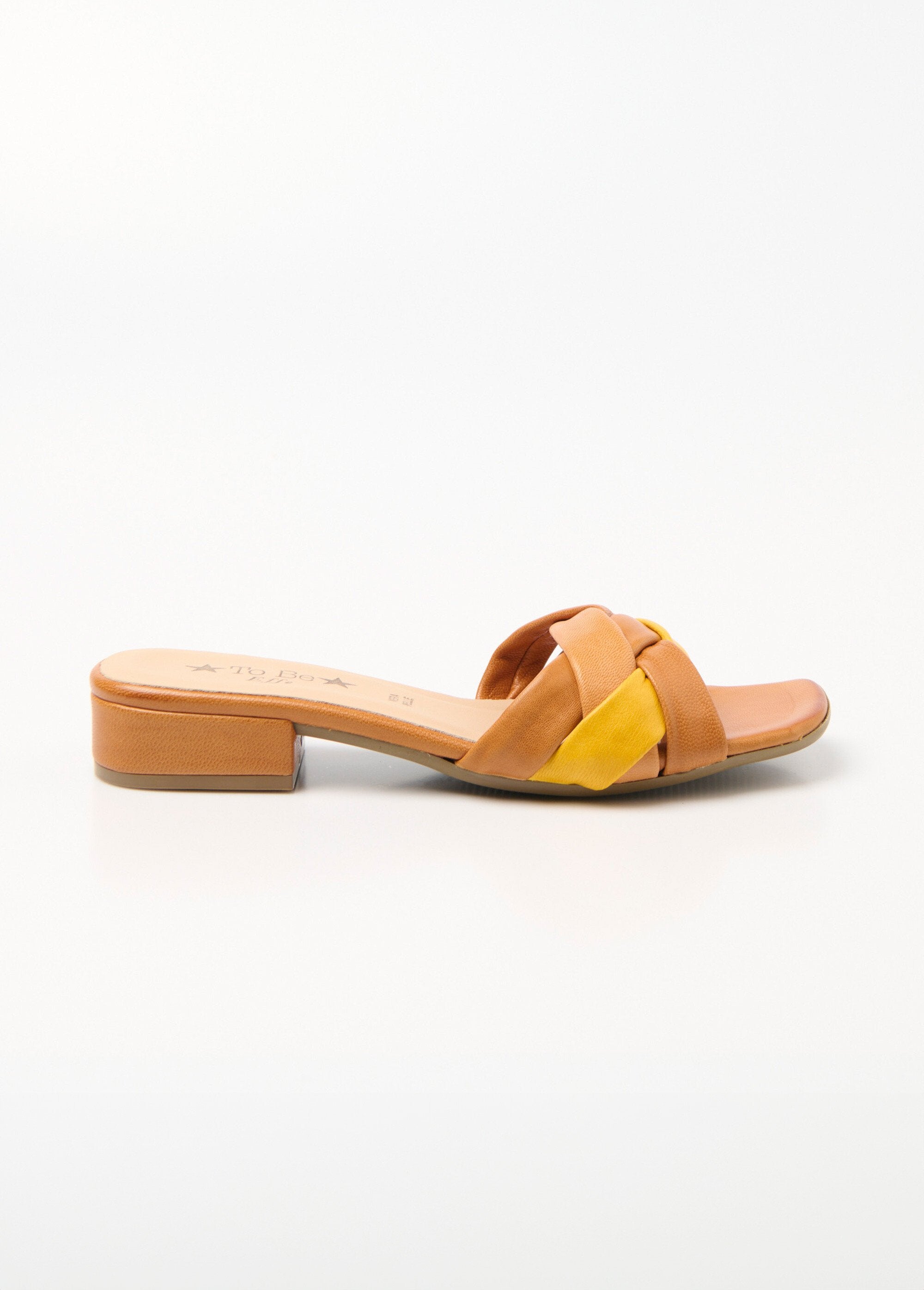 Mulas_de_couro_com_tiras_entrelaçadas_extravagantes_Jaune_et_beige_et_marron_DR1_slim
