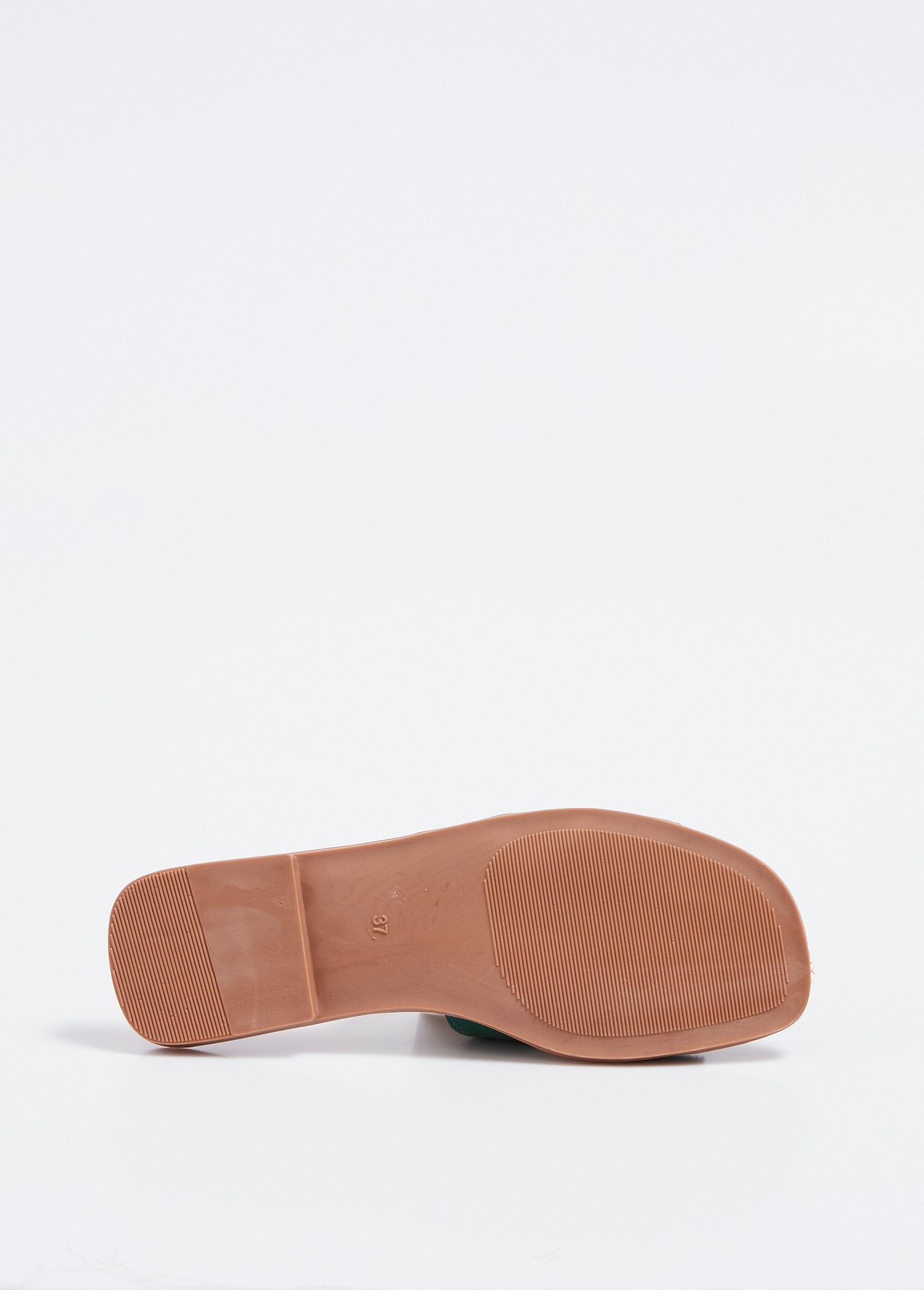 Mulas_rasteiras_de_couro_envernizado,_imitação_de_crocodilo_Vernis_vert_UN1_slim