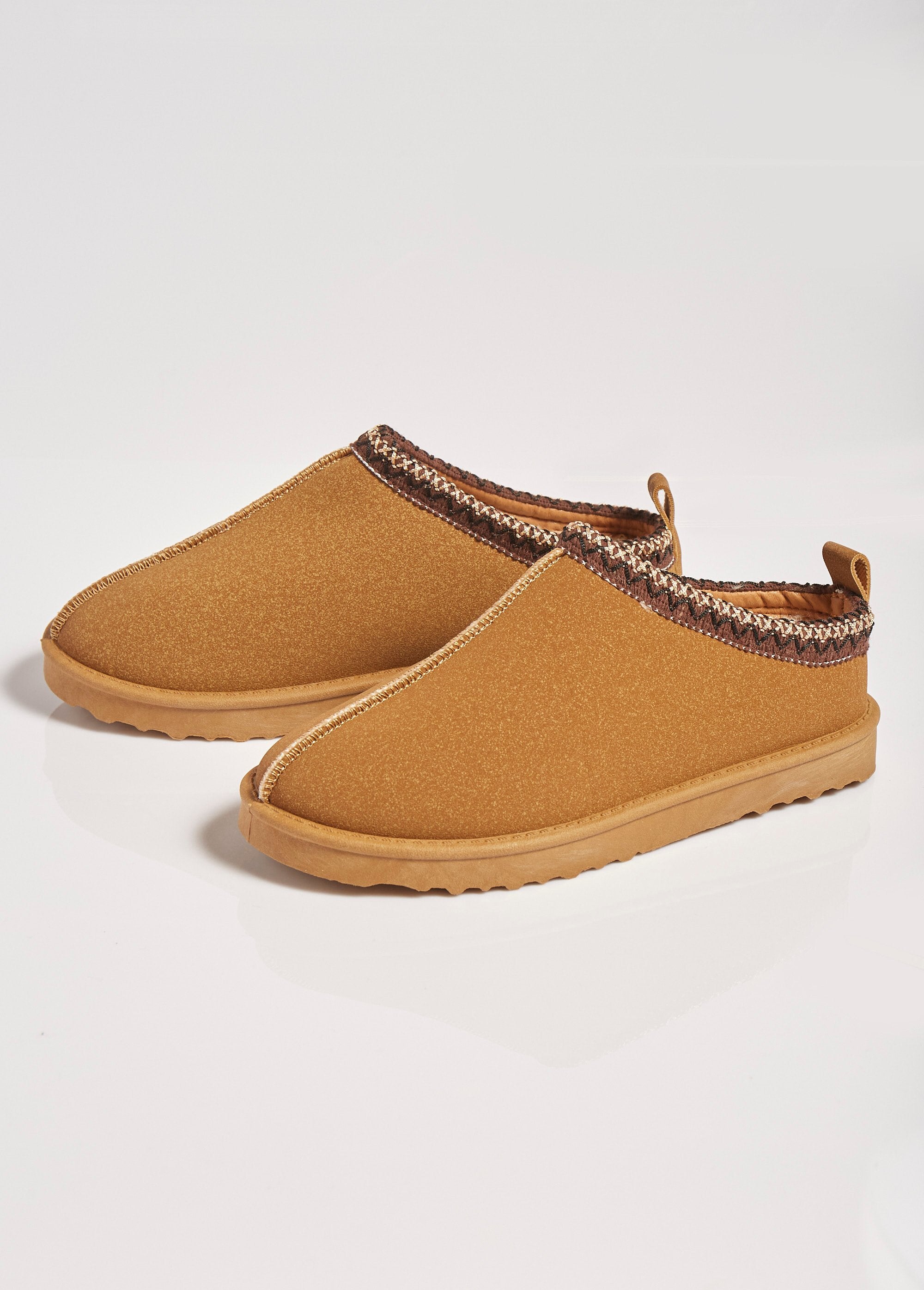 Sapatos_rasos_de_camurça_com_pormenores_étnicos_Camel_DE1_slim