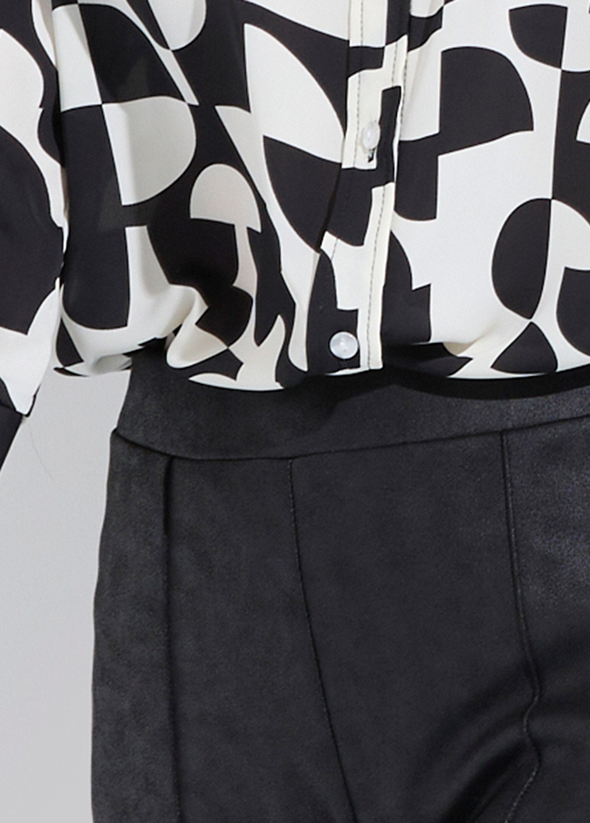 Calça_reta_com_cós_semielástico_e_efeito_couro_Noir_DE1_slim