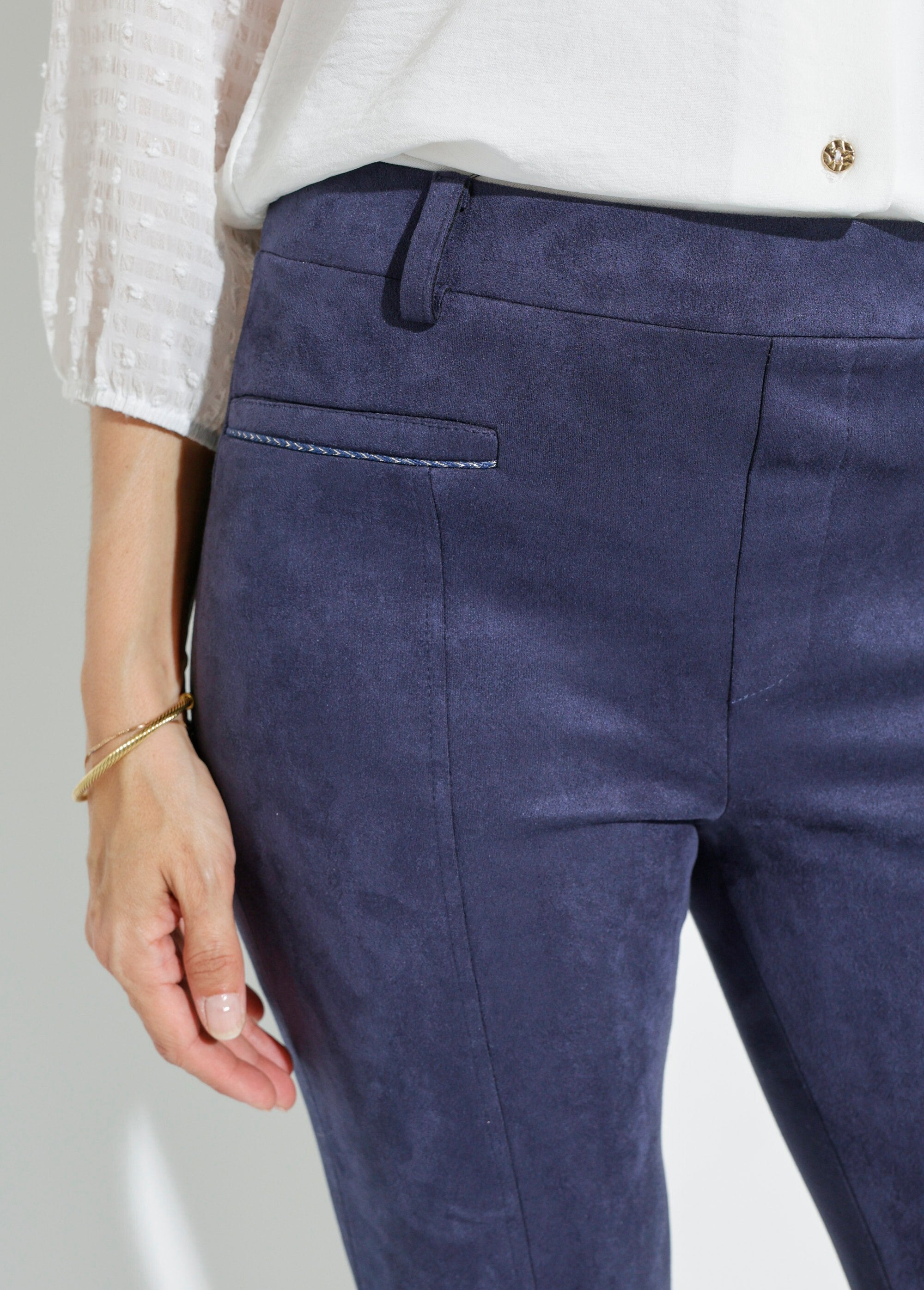 Calça_reta_de_camurça_com_cós_elástico_e_barriga_lisa_Marine_DE1_slim