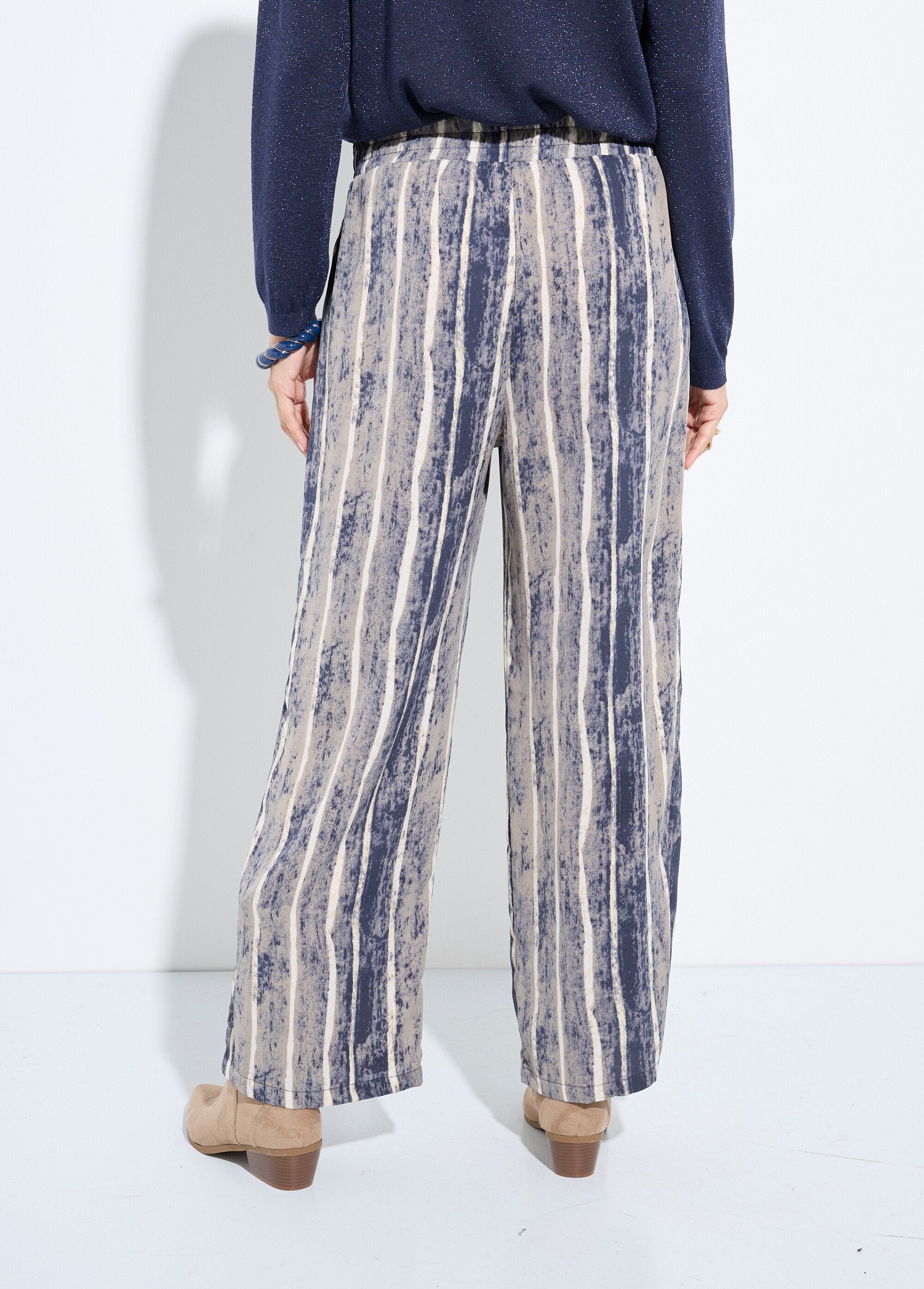 Calças_fluidas_com_elástico,_estampado_às_riscas_Gris_et_ecru_DO1_slim