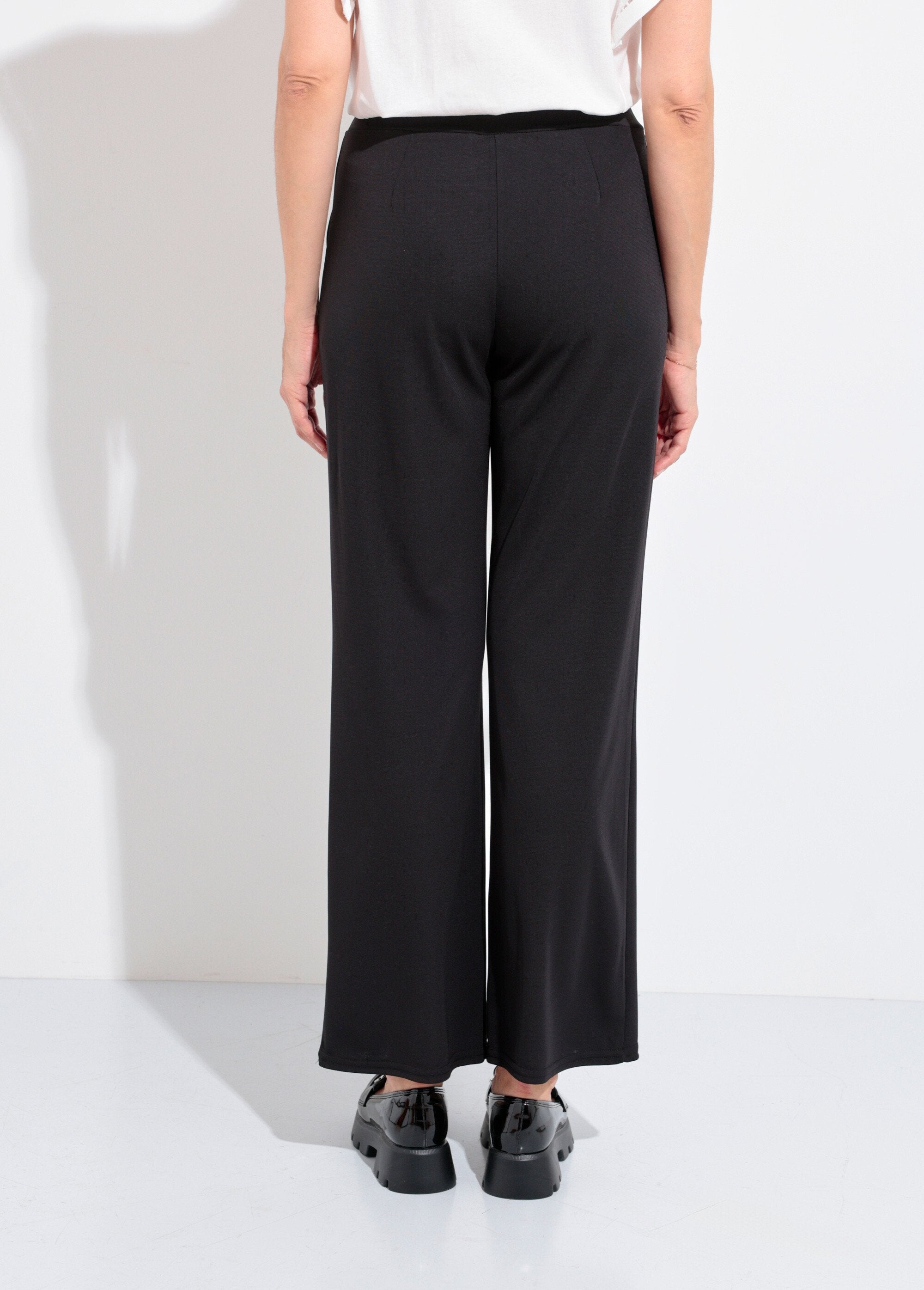 Calça_elástica_e_esvoaçante_com_cinto_Noir_DO1_slim