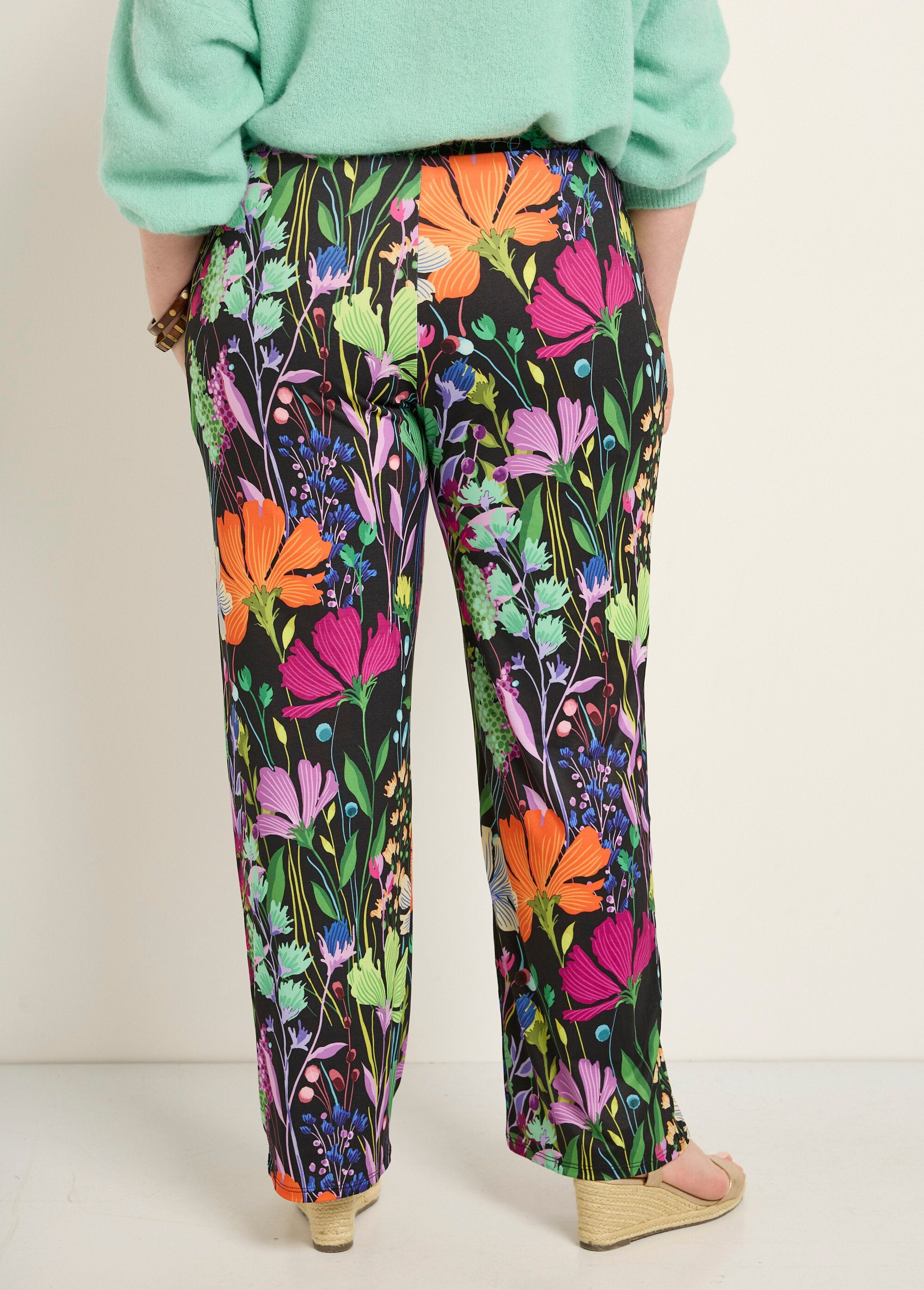 Calças_elásticas_fluidas,_florais_poéticos_Imprime_fond_noir_DO1_curvy