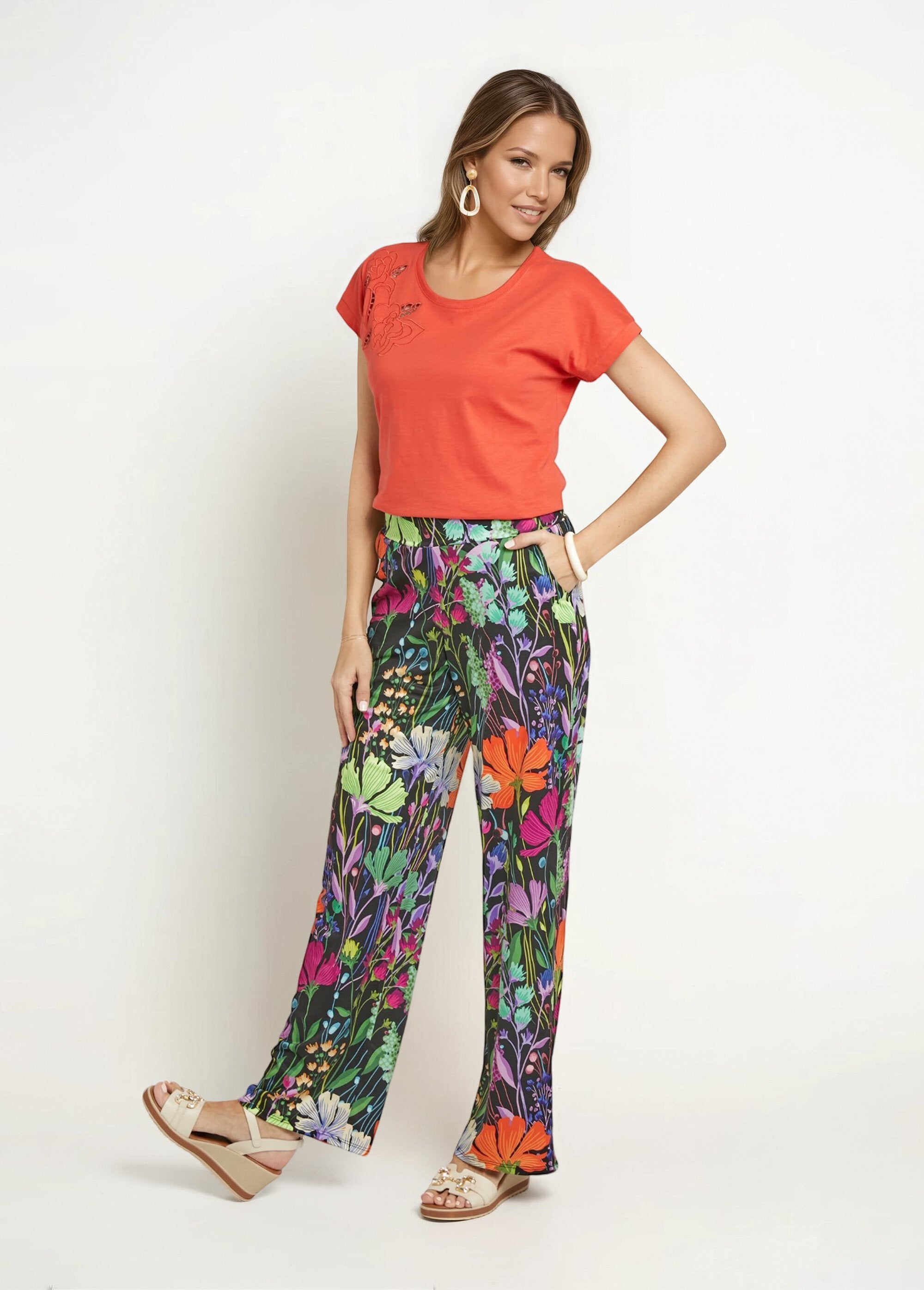 Calças_elásticas_fluidas,_florais_poéticos_Imprime_fond_noir_SF1_slim