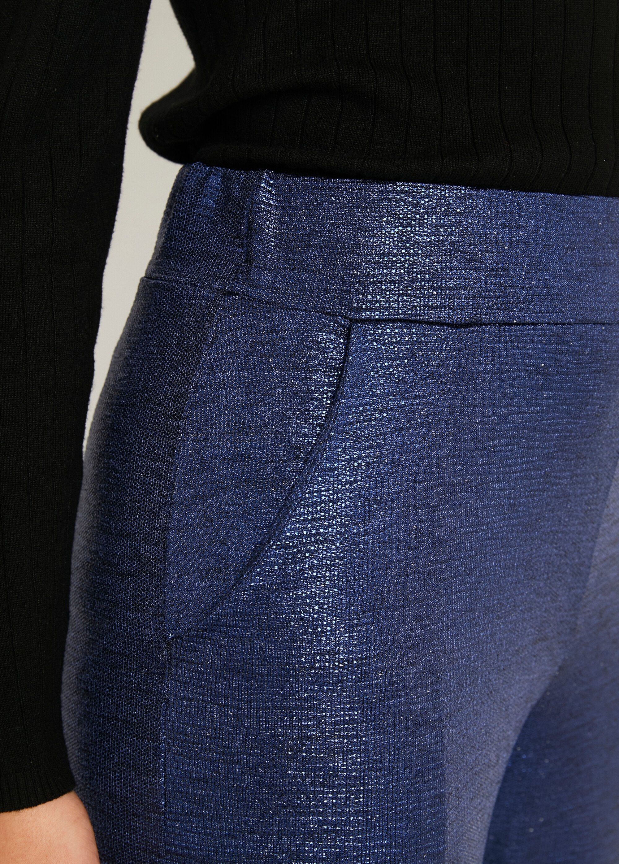 Calças_largas_de_cintura_elástica_em_malha_brilhante_Bleu_nuit_DE2_slim