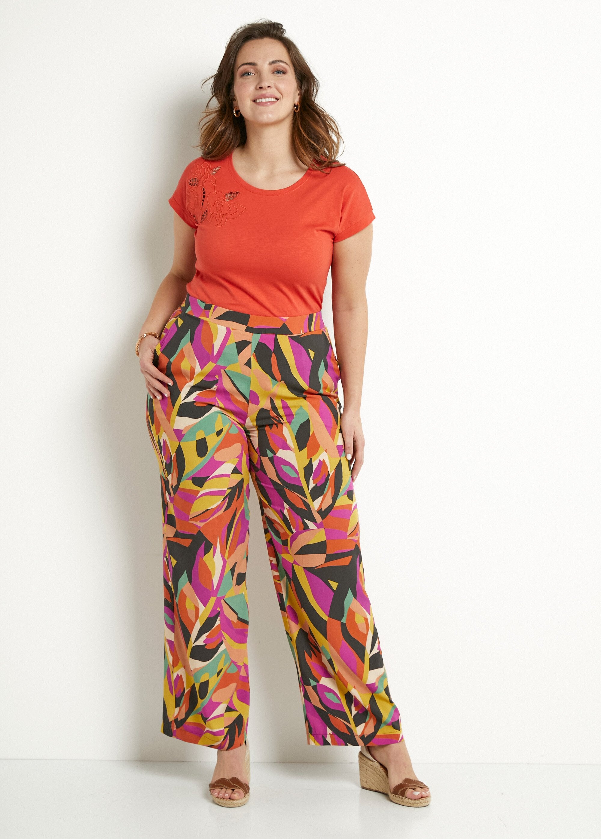 Calça_larga_com_cós_semielástico_e_estampa_Multicolore_SF1_curvy