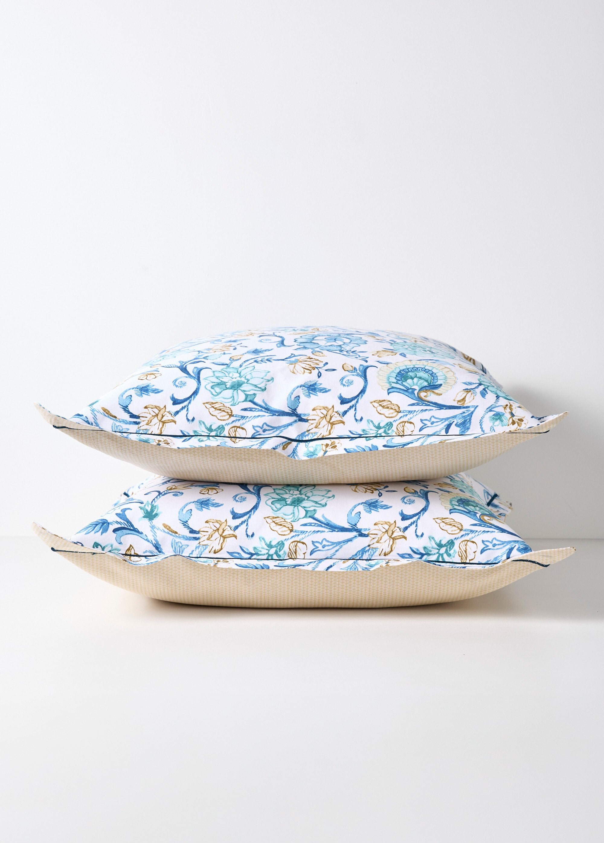 Conjunto_de_cama_de_4_peças_com_lençol_plano,_camélias_Bleu_DE1_slim