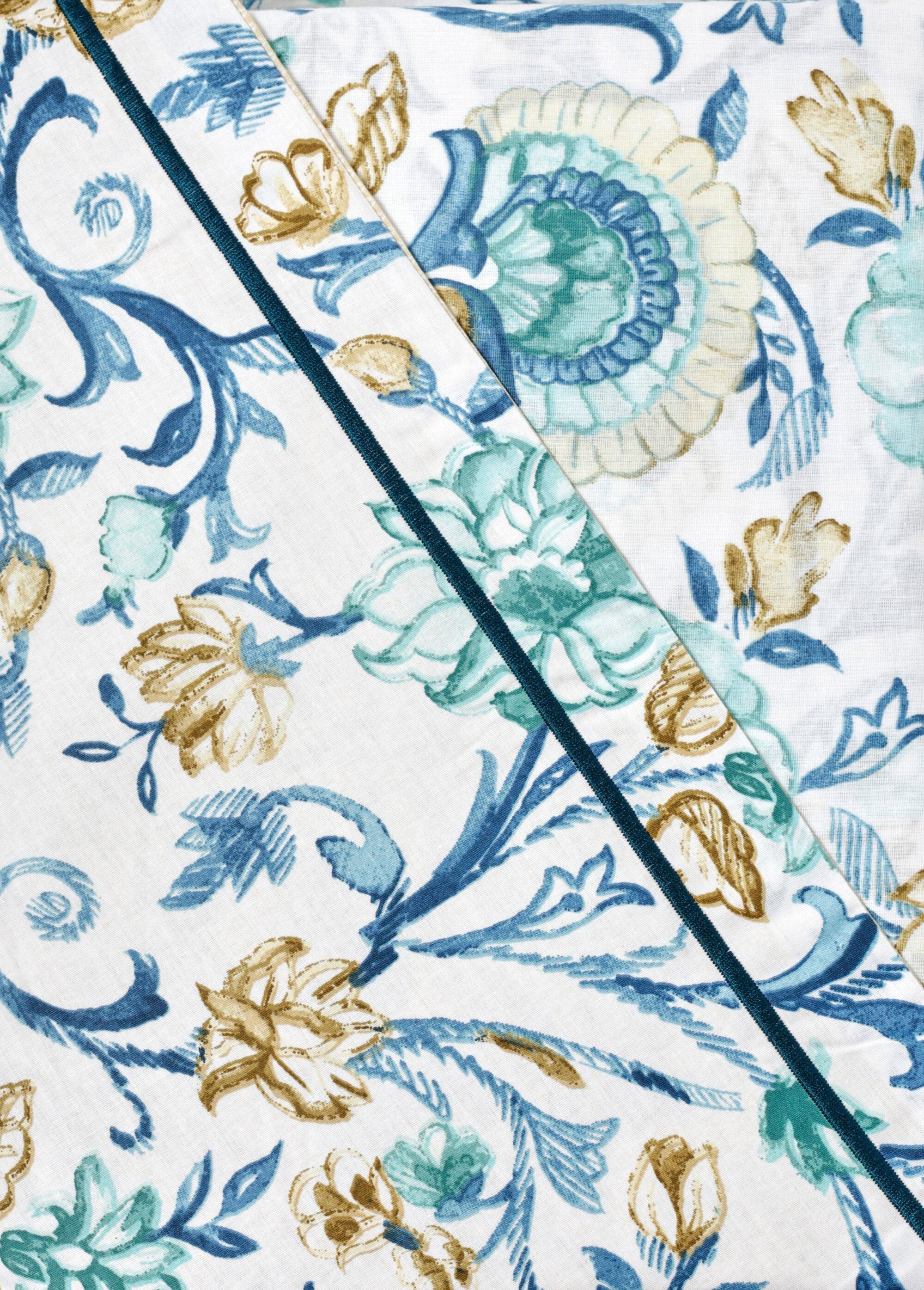 Conjunto_de_cama_de_4_peças_com_lençol_plano,_camélias_Bleu_DO1_slim