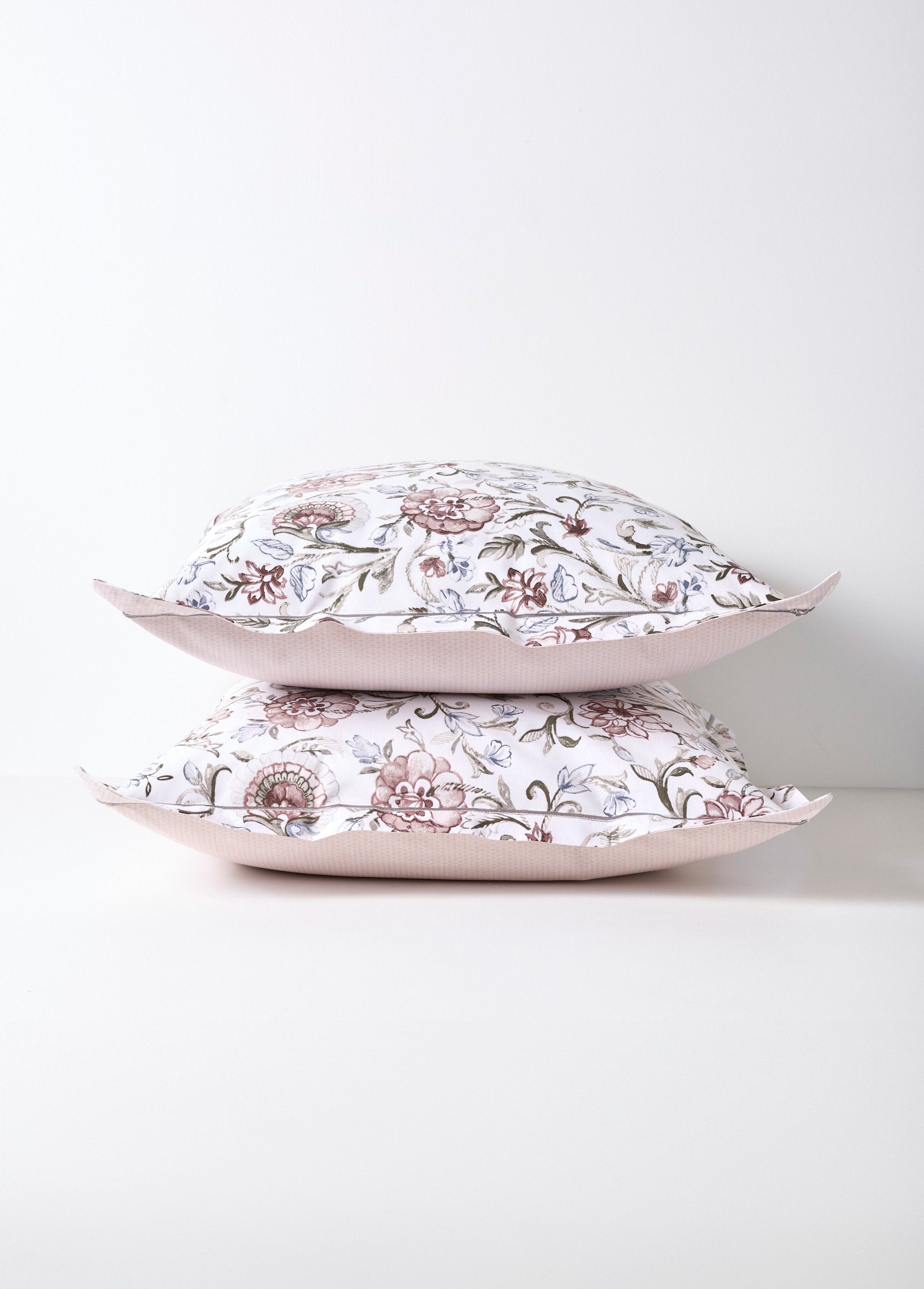 Conjunto_de_cama_de_4_peças_com_lençol_plano,_camélias_Gris_DE1_slim