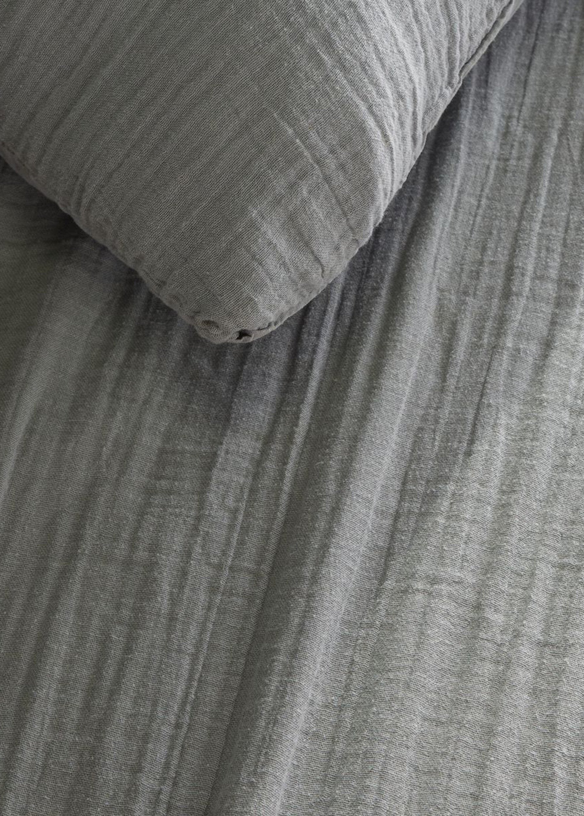 Conjunto_de_gaze_de_algodão_liso,_240_x_220_cm_Gris_DE1_slim